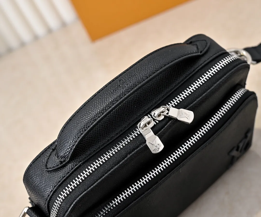 💰260💰Upgraded from the original M11657. This compact Avenue messenger bag is made of Taïga leather, adding unique personality to the briefcase. The sleek design exudes a contemporary feel with top handles, palladium hardware and strappy fabric strap details. The bag features a zipped main compartment, front pocket and internal patch pocket, making it extremely practical. Dimensions: 22.5 × 16.0 × 7.5 cm (length x height x width)