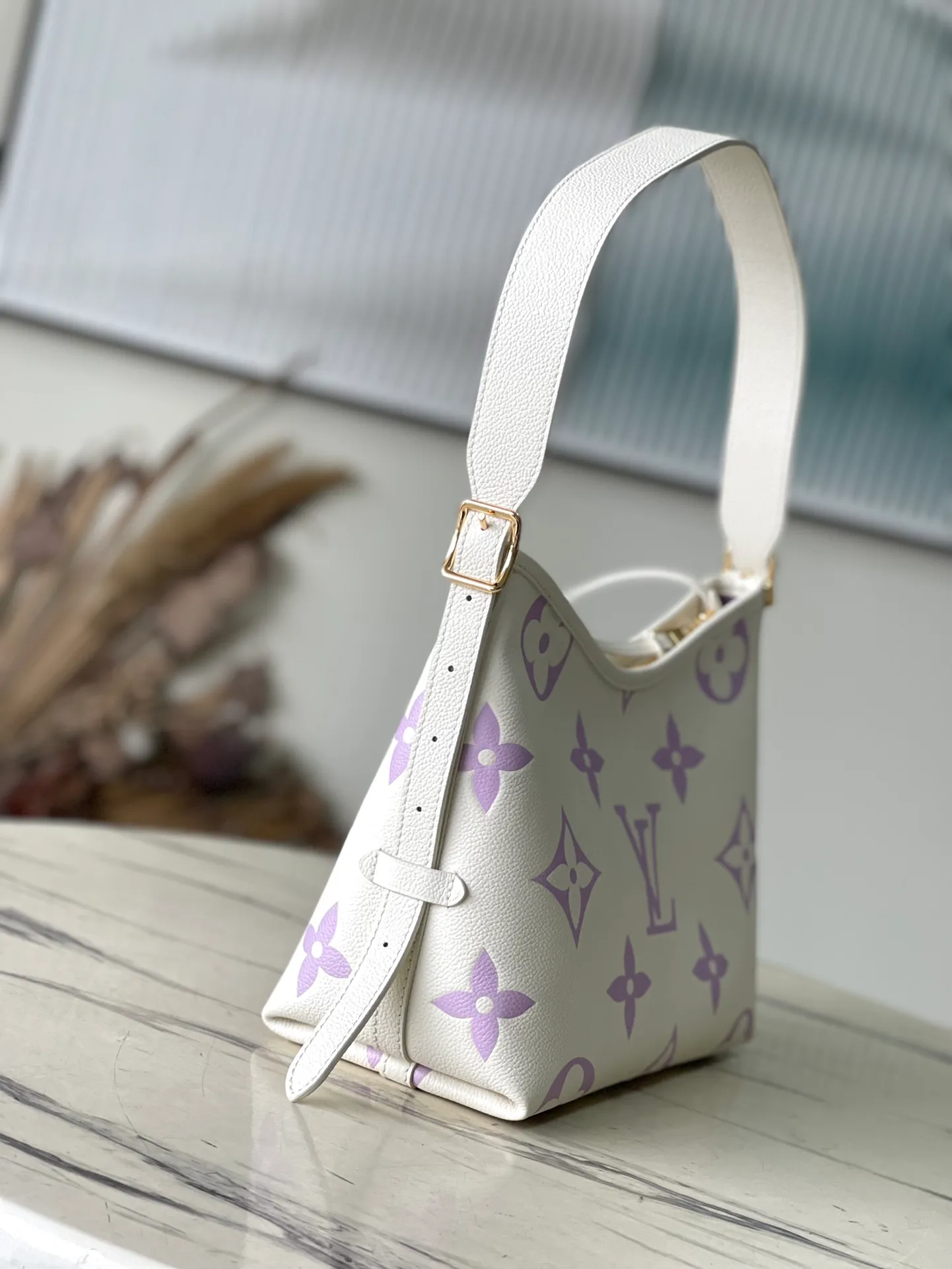 💰1300 (top-grain leather) top-quality original order M46288 purple silk screen printing details CarryAll small handbag is made of Monogram Empreinte embossed leather, with a generous configuration and a neat inner layer, and a large inner bag adds functional elements. Comes with a Monogram embossed zipper clutch secured by a leather strap. A personal companion for urban life. Dimensions 29 x 24 x 12 cm (length x height x width)