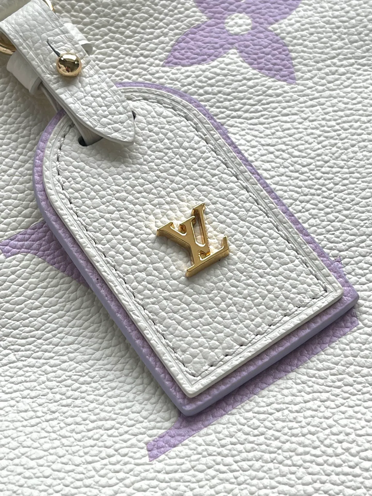 💰1300 (top-grain leather) top-quality original order M46288 purple silk screen printing details CarryAll small handbag is made of Monogram Empreinte embossed leather, with a generous configuration and a neat inner layer, and a large inner bag adds functional elements. Comes with a Monogram embossed zipper clutch secured by a leather strap. A personal companion for urban life. Dimensions 29 x 24 x 12 cm (length x height x width)