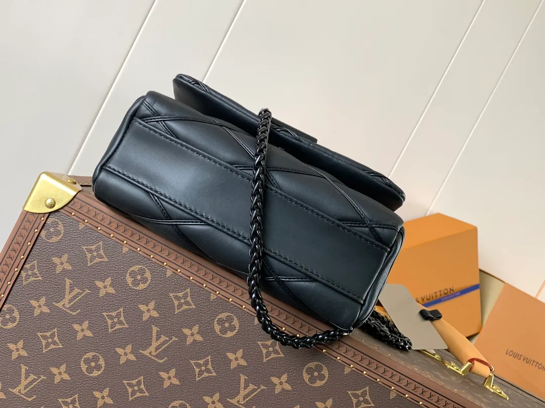 💰1280 (top layer leather) top original order, code changing chip M23045 dark gray M22891 beige M23601 brown M22891 black M12338 vanilla M24465 pink gradient M23682 dark blue M12434 blue gradient M22891 blue and white checkered M22891 red and white checkered M25107 silver M22891 patent leather M22892 black pink gradient M24186 light blue gradient M24465 nude pink gradient M12567 burgundy M11374 black hardware M12332 light coffee color M22890 white leather with black stripes Top original custom leather ~ colors are being updated continuously! This medium GO-14 bag is crafted from rich sheepskin leather with a quilted pattern that pays homage to the brand's traditional luggage designs. The Twist lock makes a striking statement, and the top handle can be carried by hand alone, or it can be transformed into a leather shoulder pad on the sliding chain strap for comfortable shoulder or cross-body wear. Dimensions: 23 x 16 x 10cm