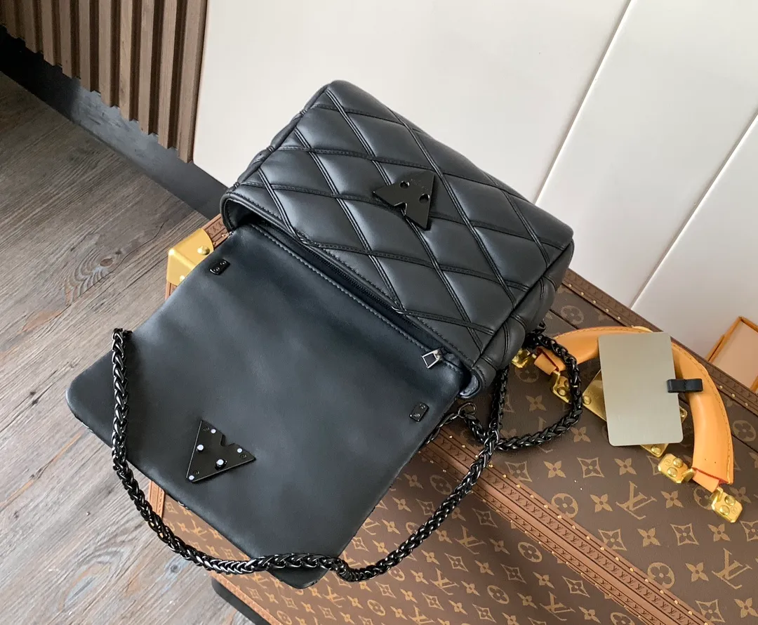 💰1280 (top layer leather) top original order, code changing chip M23045 dark gray M22891 beige M23601 brown M22891 black M12338 vanilla M24465 pink gradient M23682 dark blue M12434 blue gradient M22891 blue and white checkered M22891 red and white checkered M25107 silver M22891 patent leather M22892 black pink gradient M24186 light blue gradient M24465 nude pink gradient M12567 burgundy M11374 black hardware M12332 light coffee color M22890 white leather with black stripes Top original custom leather ~ colors are being updated continuously! This medium GO-14 bag is crafted from rich sheepskin leather with a quilted pattern that pays homage to the brand's traditional luggage designs. The Twist lock makes a striking statement, and the top handle can be carried by hand alone, or it can be transformed into a leather shoulder pad on the sliding chain strap for comfortable shoulder or cross-body wear. Dimensions: 23 x 16 x 10cm