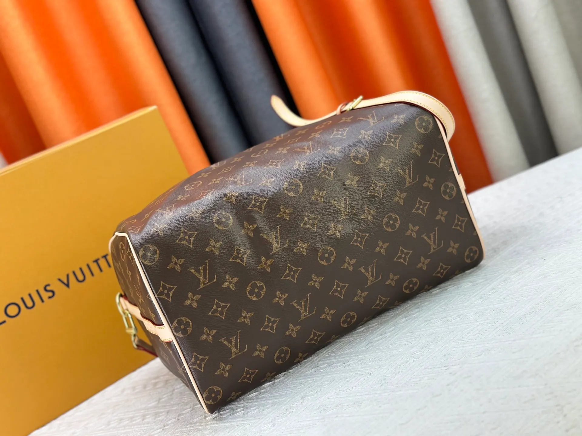 P240 P250 P260 High-definition shooting quality as shown in the picture. Good quality, full of positive reputation! Highly recommended Speedy fashion hot model, classic Monogram canvas➕imported Italian discolored yellow leather trim➕high-end original hardware➕adjustable shoulder strap lock. It feels soft, highly practical, and can be called a classic. The upper body is super elegant. Brand: LouisVuitton! Model: Small 40390/Medium 40391/Large 40392! Material: Imported original leather! Size: small size 25*19*15, medium size 30*21*17, large size 35*23*18,