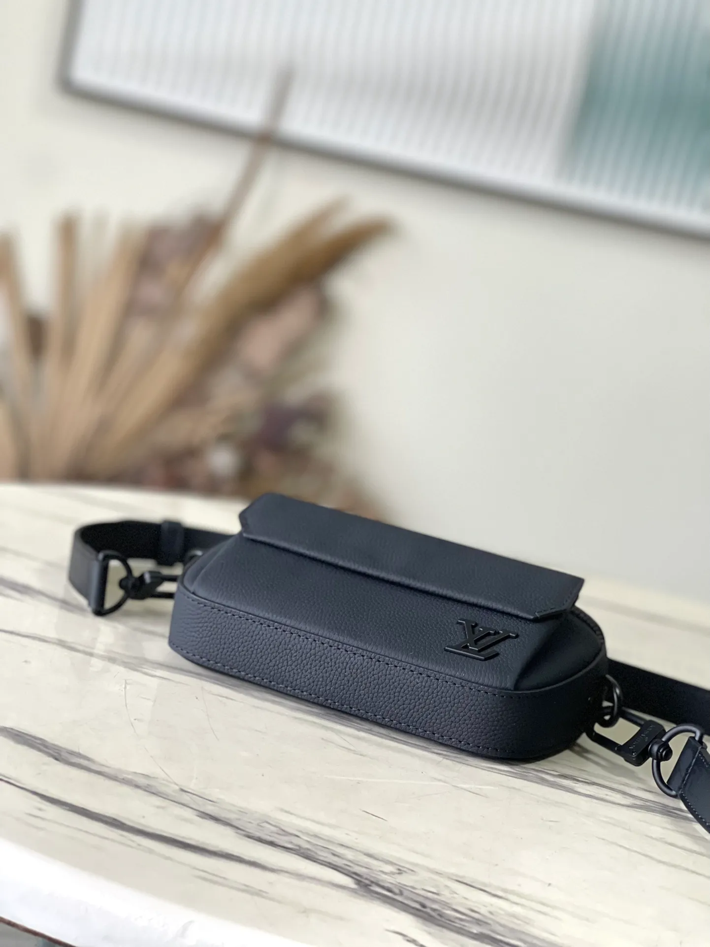 💰940 (top layer leather) top quality original order M83563 black. This Pilot mini handbag is made of grained cow leather with a rounded shape, providing a trendy choice for daily travel. A zippered main compartment ensures secure storage, and a front pocket provides easy access to small items like your phone or keys. Detachable shoulder strap allows for comfortable shoulder or cross-body wear. Dimensions: 20 × 12 × 5,5 cm