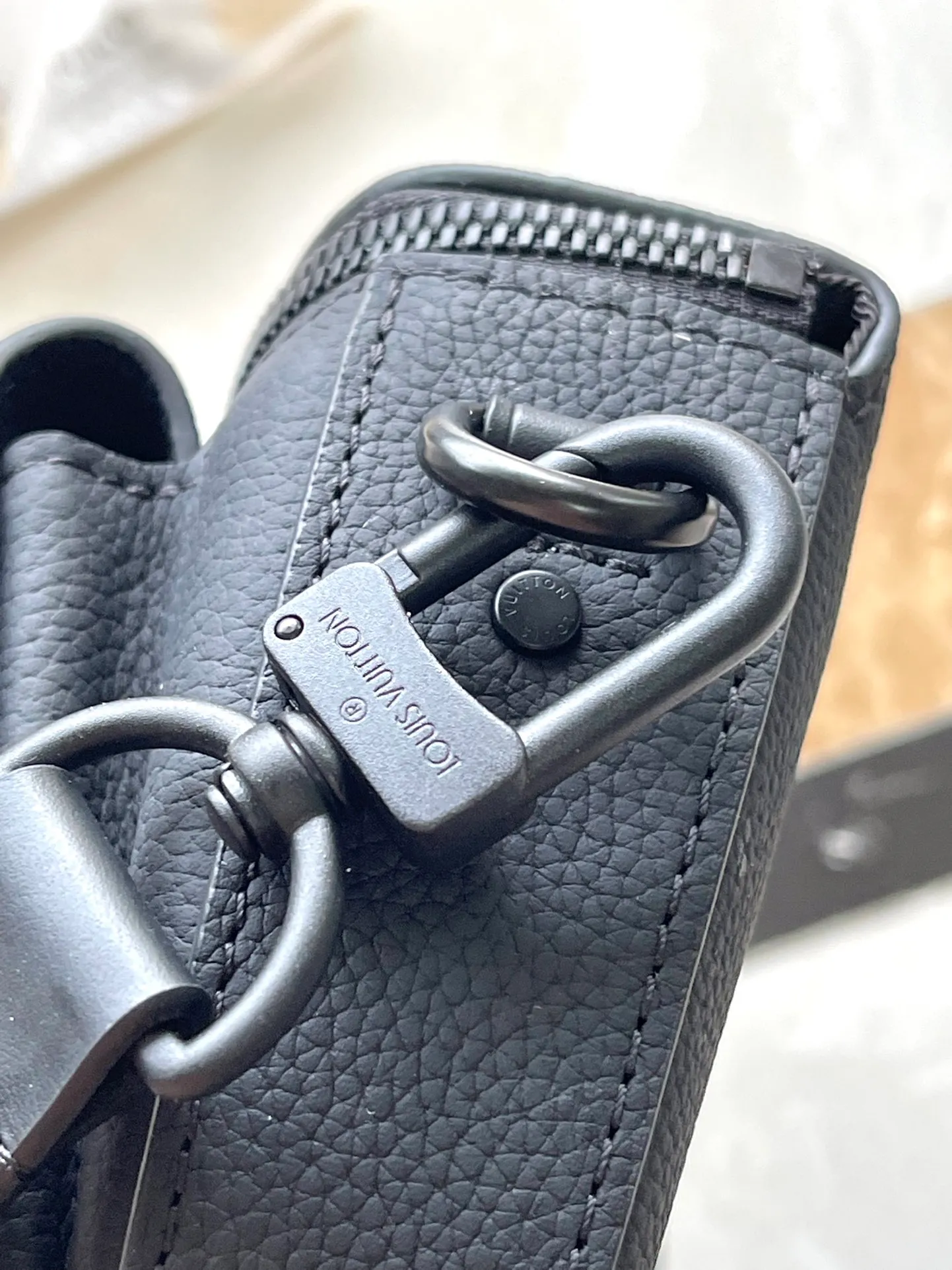 💰940 (top layer leather) top quality original order M83563 black. This Pilot mini handbag is made of grained cow leather with a rounded shape, providing a trendy choice for daily travel. A zippered main compartment ensures secure storage, and a front pocket provides easy access to small items like your phone or keys. Detachable shoulder strap allows for comfortable shoulder or cross-body wear. Dimensions: 20 × 12 × 5,5 cm