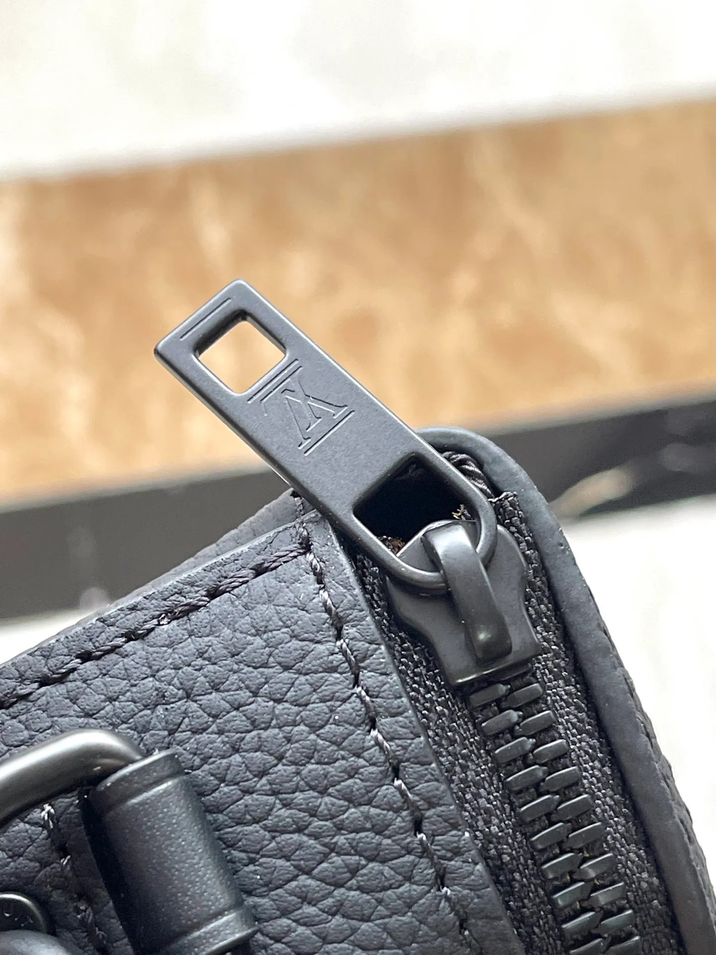 💰940 (top layer leather) top quality original order M83563 black. This Pilot mini handbag is made of grained cow leather with a rounded shape, providing a trendy choice for daily travel. A zippered main compartment ensures secure storage, and a front pocket provides easy access to small items like your phone or keys. Detachable shoulder strap allows for comfortable shoulder or cross-body wear. Dimensions: 20 × 12 × 5,5 cm