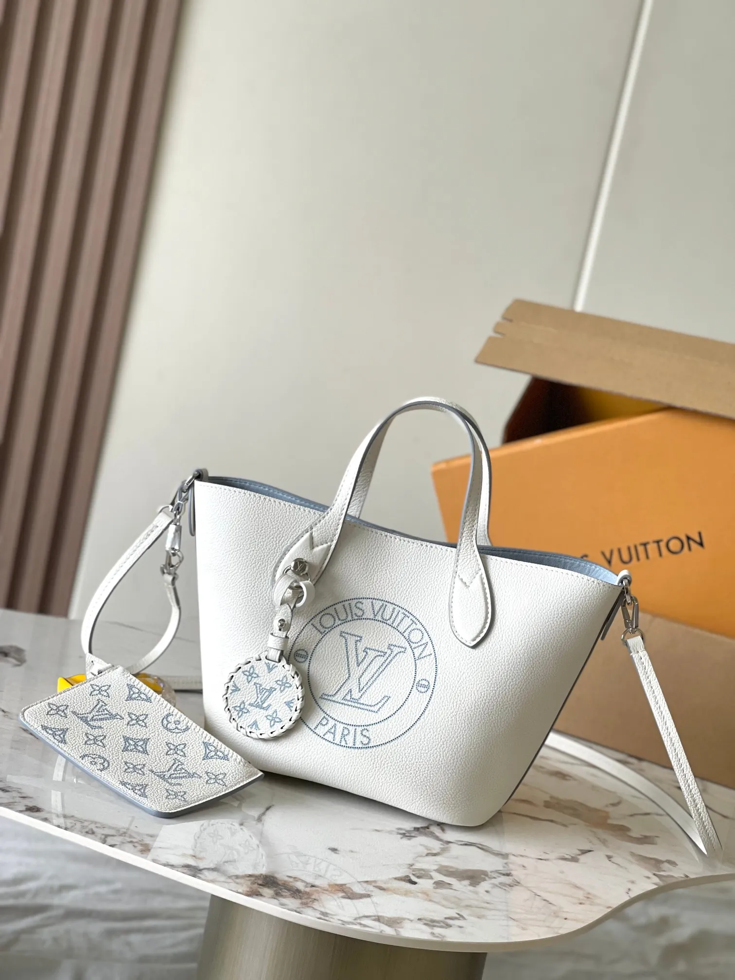 p2800 [Special grade MB chip version original leather] Blossom small tote bag is made of soft engraved cow leather, embellished with perforated LV Cirde pattern and removable woven leather LV decoration on the front. Model: M11734 white dynamic chip version Material: Grade A all-steel hardware, imported original fabric Packaging: full set of original factory duty-free MB packaging Size: 20*20*12.5CM