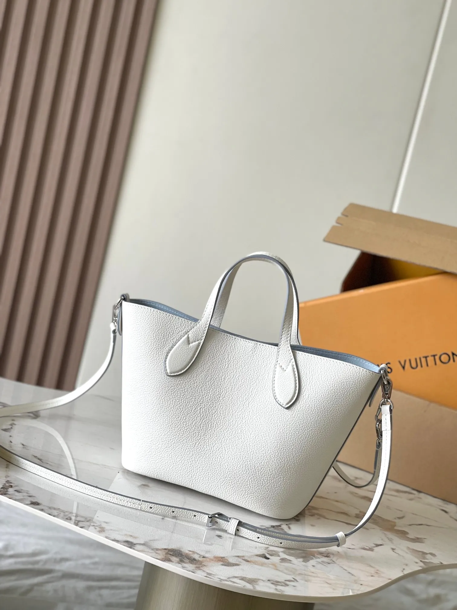 p2800 [Special grade MB chip version original leather] Blossom small tote bag is made of soft engraved cow leather, embellished with perforated LV Cirde pattern and removable woven leather LV decoration on the front. Model: M11734 white dynamic chip version Material: Grade A all-steel hardware, imported original fabric Packaging: full set of original factory duty-free MB packaging Size: 20*20*12.5CM