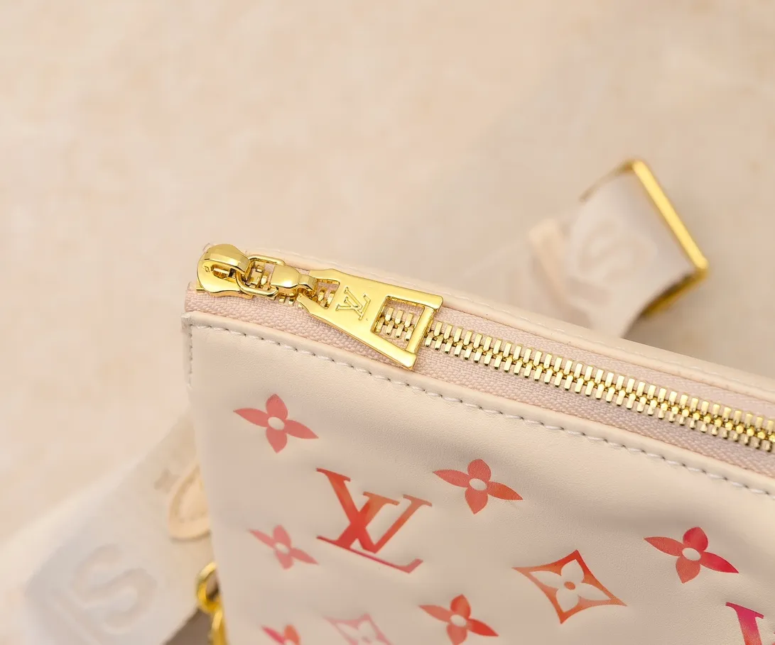 Batch 💰300 M57790 This Coussin small handbag is made of full leather gradient oil silk screen printed Monogram embossed sheepskin, and the floral pattern is cleverly integrated into the LV letters and Monogram flowers. The chunky chain makes it easy to carry over the shoulder, and the wide adjustable fabric strap makes it easy to wear cross-body. Dimensions: 26.0 x 20.0 x 12.0 cm (length x height x width)