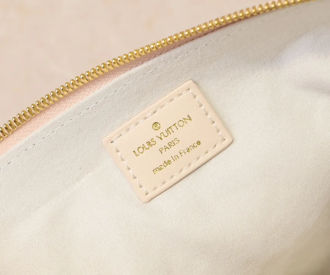 Batch 💰300 M57790 This Coussin small handbag is made of full leather gradient oil silk screen printed Monogram embossed sheepskin, and the floral pattern is cleverly integrated into the LV letters and Monogram flowers. The chunky chain makes it easy to carry over the shoulder, and the wide adjustable fabric strap makes it easy to wear cross-body. Dimensions: 26.0 x 20.0 x 12.0 cm (length x height x width)