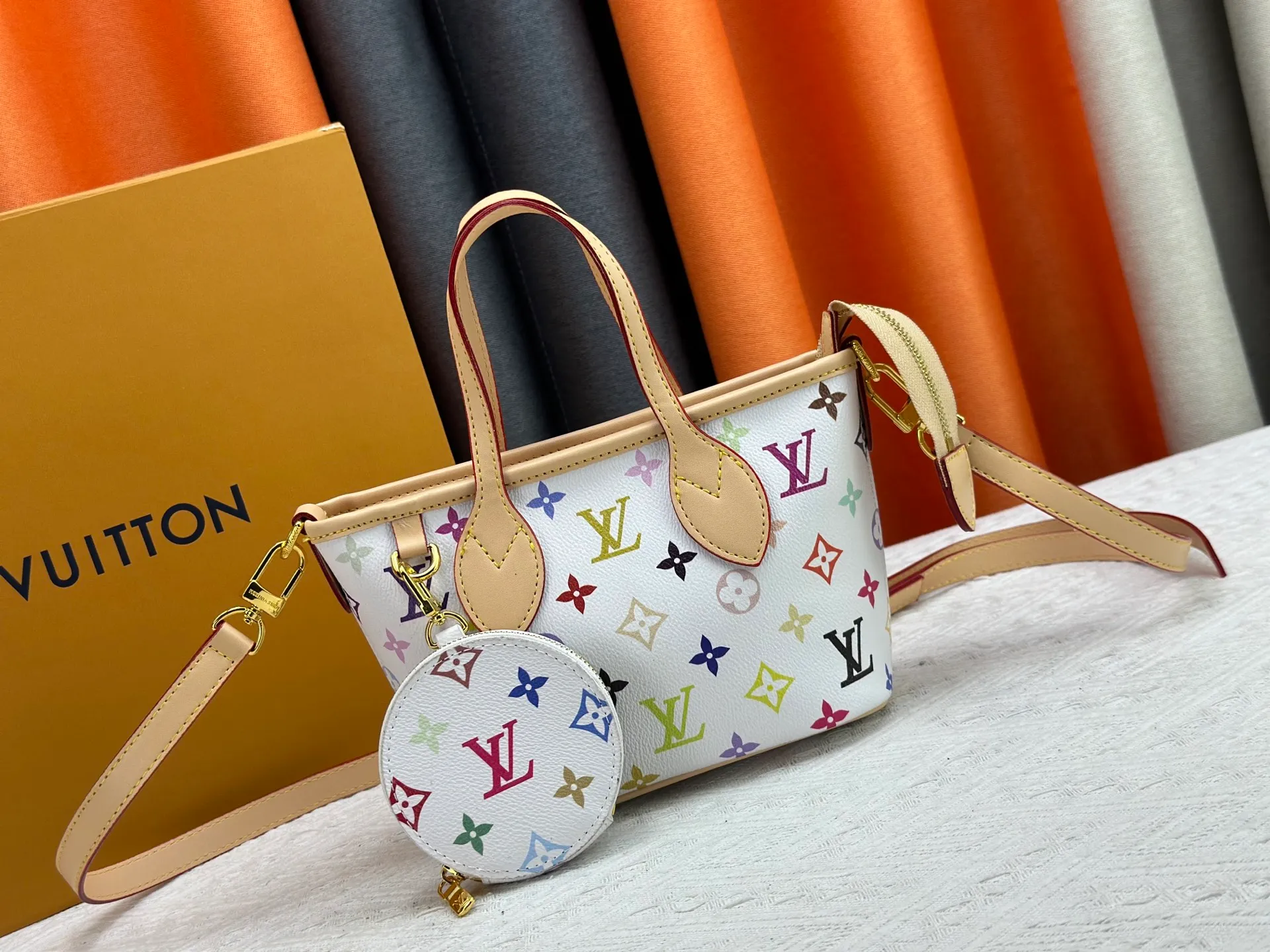 P280 M46705 NEVERFULL BB handbag white tricolor Takashi Murakami co-branded Neverfull classic handbag, explore the exquisite details inside the bag. The redesigned inner bag is equipped with details inspired by the Louis Vuitton archives. The pocket is lined with linen fabric.