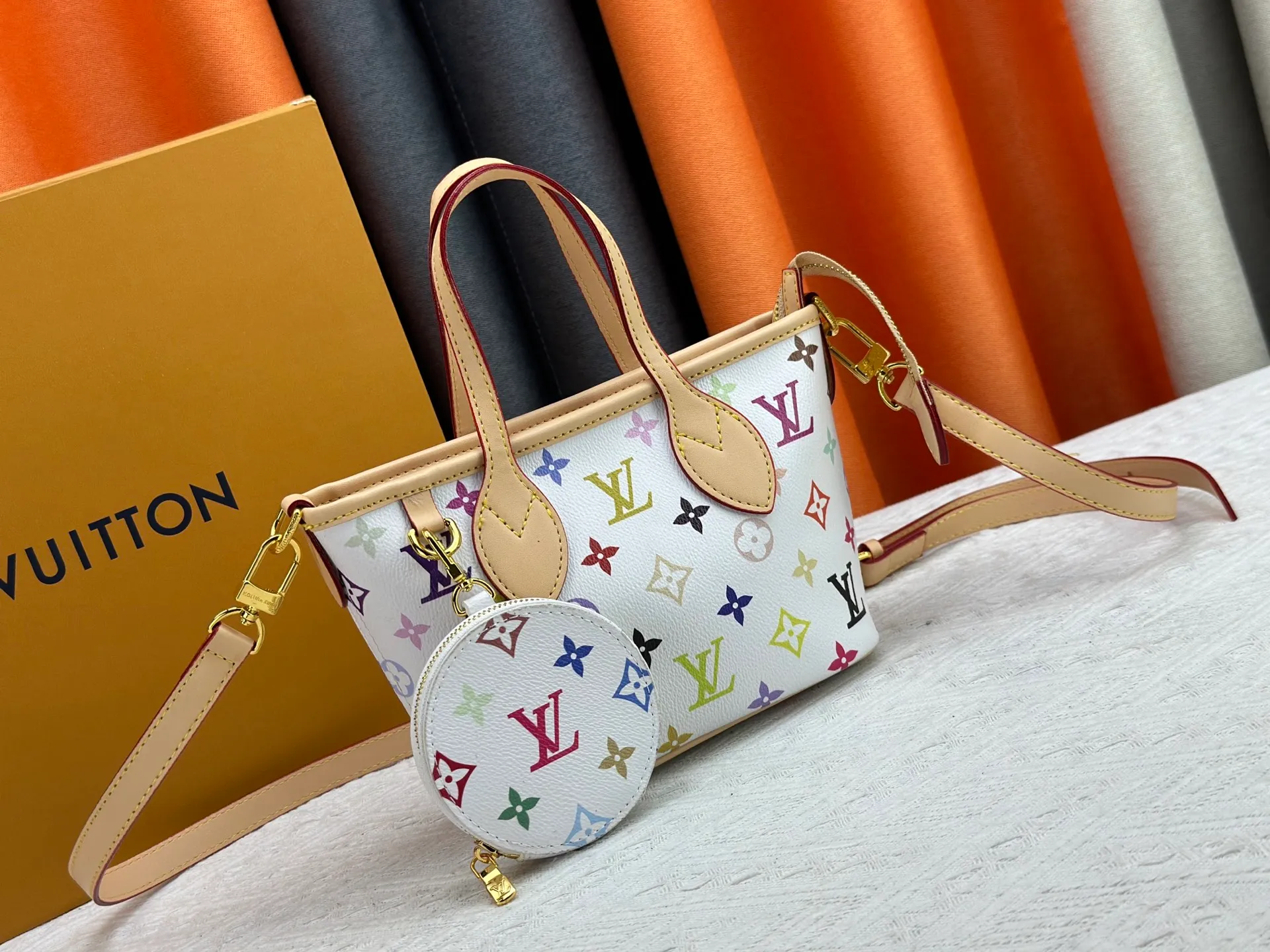 P280 M46705 NEVERFULL BB handbag white tricolor Takashi Murakami co-branded Neverfull classic handbag, explore the exquisite details inside the bag. The redesigned inner bag is equipped with details inspired by the Louis Vuitton archives. The pocket is lined with linen fabric.