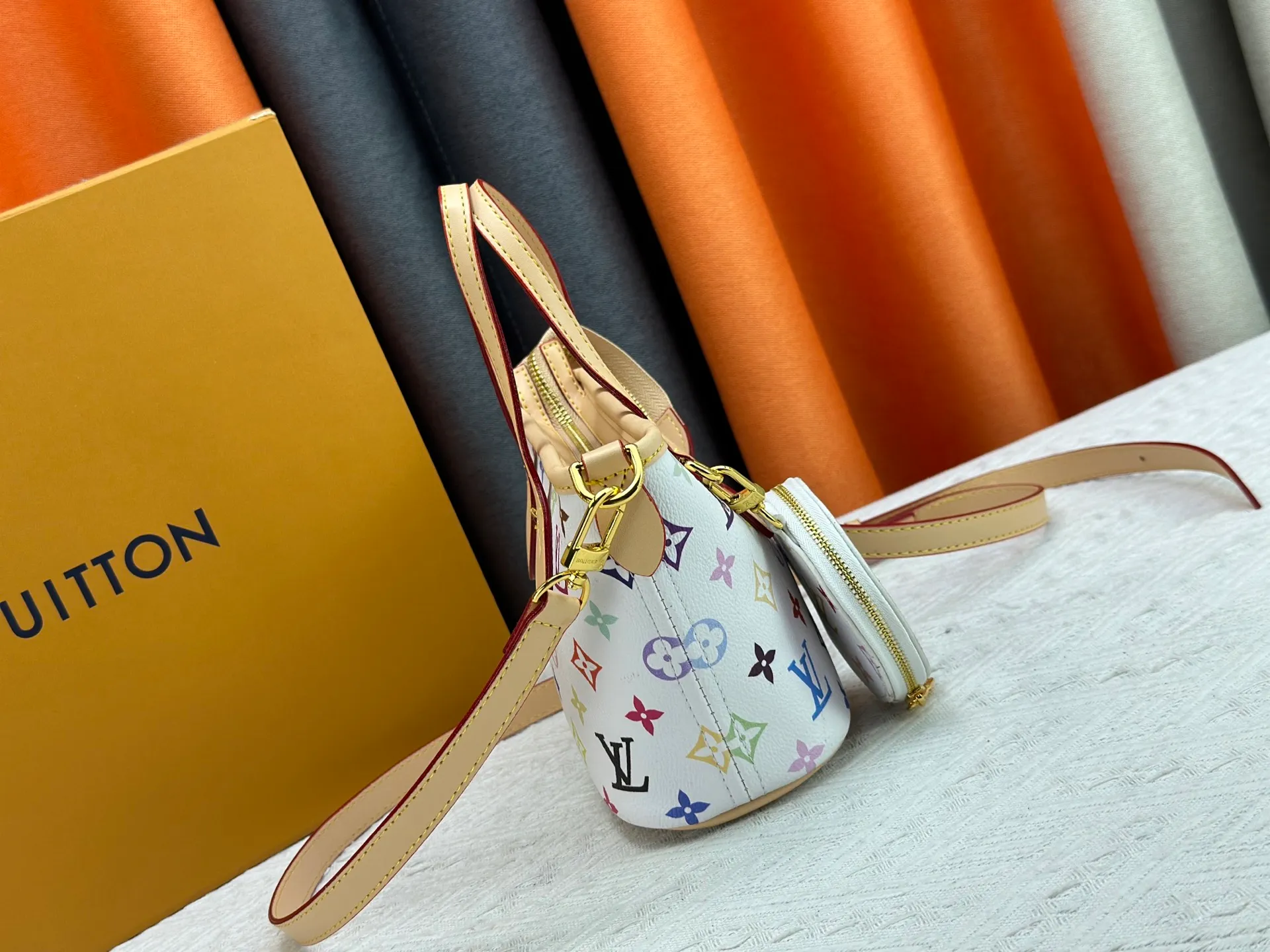 P280 M46705 NEVERFULL BB handbag white tricolor Takashi Murakami co-branded Neverfull classic handbag, explore the exquisite details inside the bag. The redesigned inner bag is equipped with details inspired by the Louis Vuitton archives. The pocket is lined with linen fabric.