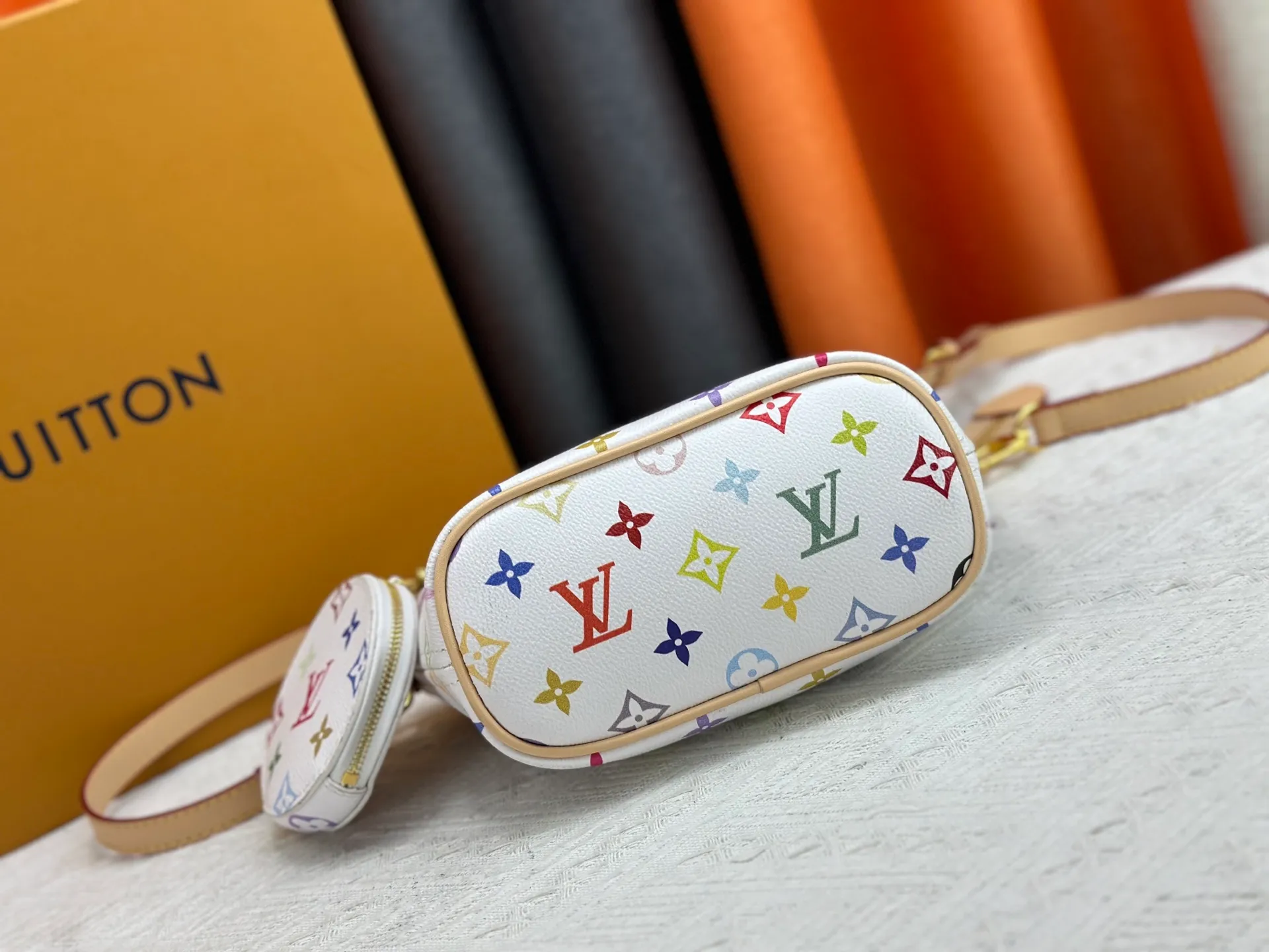 P280 M46705 NEVERFULL BB handbag white tricolor Takashi Murakami co-branded Neverfull classic handbag, explore the exquisite details inside the bag. The redesigned inner bag is equipped with details inspired by the Louis Vuitton archives. The pocket is lined with linen fabric.