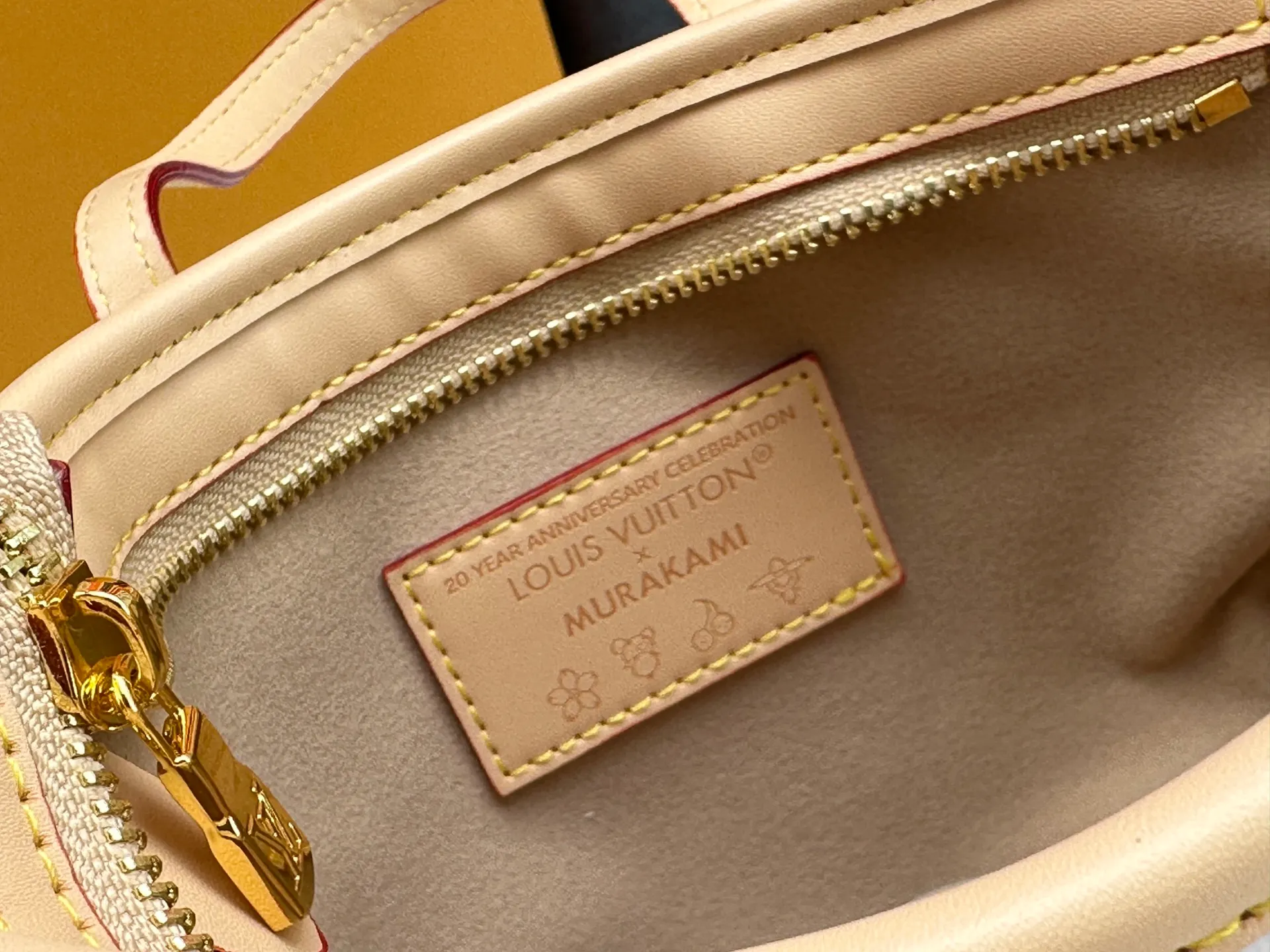 P280 M46705 NEVERFULL BB handbag white tricolor Takashi Murakami co-branded Neverfull classic handbag, explore the exquisite details inside the bag. The redesigned inner bag is equipped with details inspired by the Louis Vuitton archives. The pocket is lined with linen fabric.