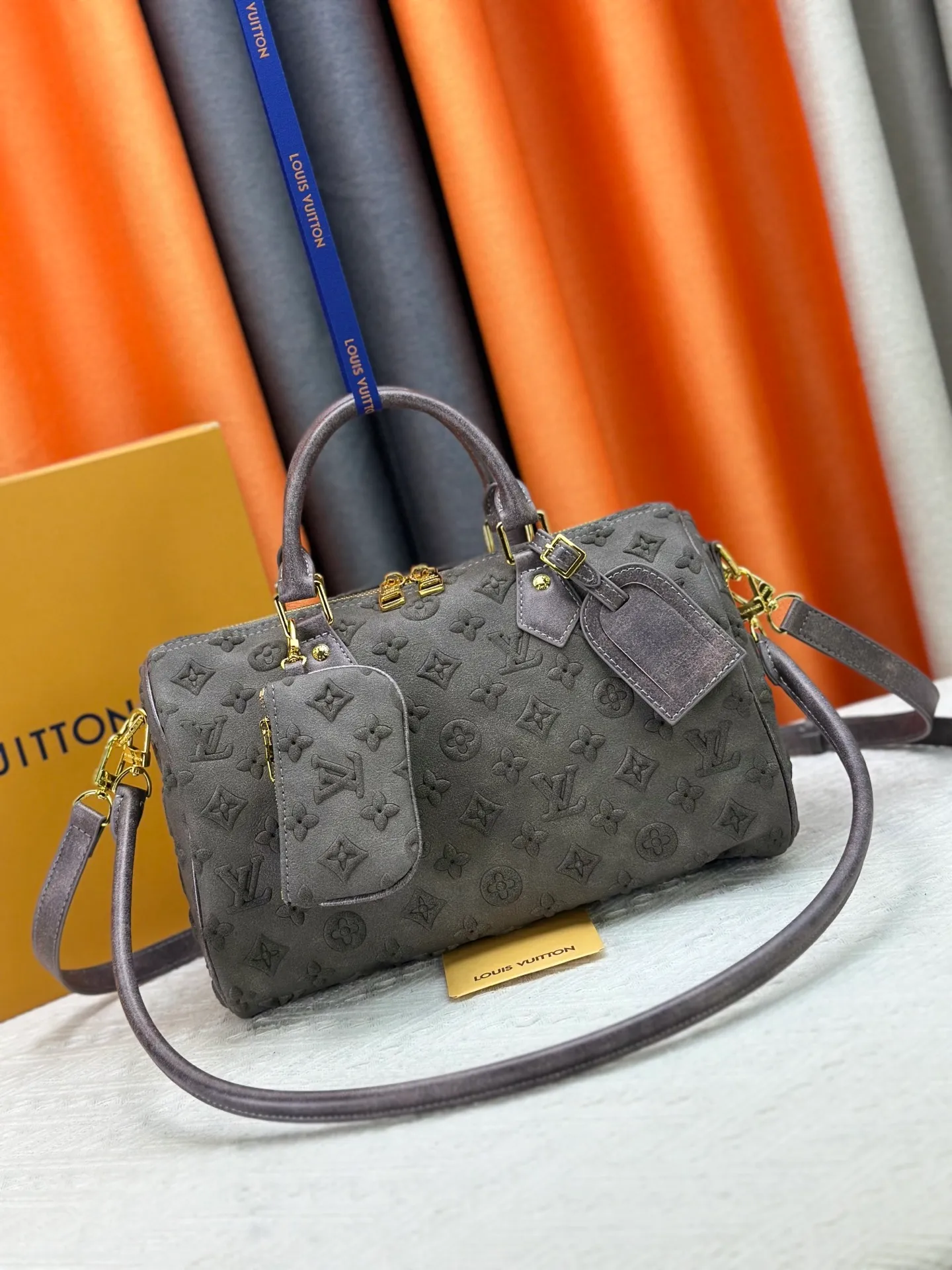 P320 M15225 M22853 Speedy Bandoulière 30 Handbag A refreshed version of Louis Vuitton's classic Speedy series, it is crafted from gray embossed leather and is engraved with the brand's iconic Monogram pattern, fully demonstrating the brand's heritage in texture. Equipped with golden metal accessories, it has a delicate handle and an adjustable shoulder strap, so it can be carried elegantly by hand or worn casually across the body. Built-in detachable coin purse blends practicality and design. From daily commuting to leisure travel, it combines classic bag shapes with modern materials to interpret the balance of French elegance and pragmatism. It is a fashionable item that highlights your individual taste. Dimensions: 30x18x17 cm