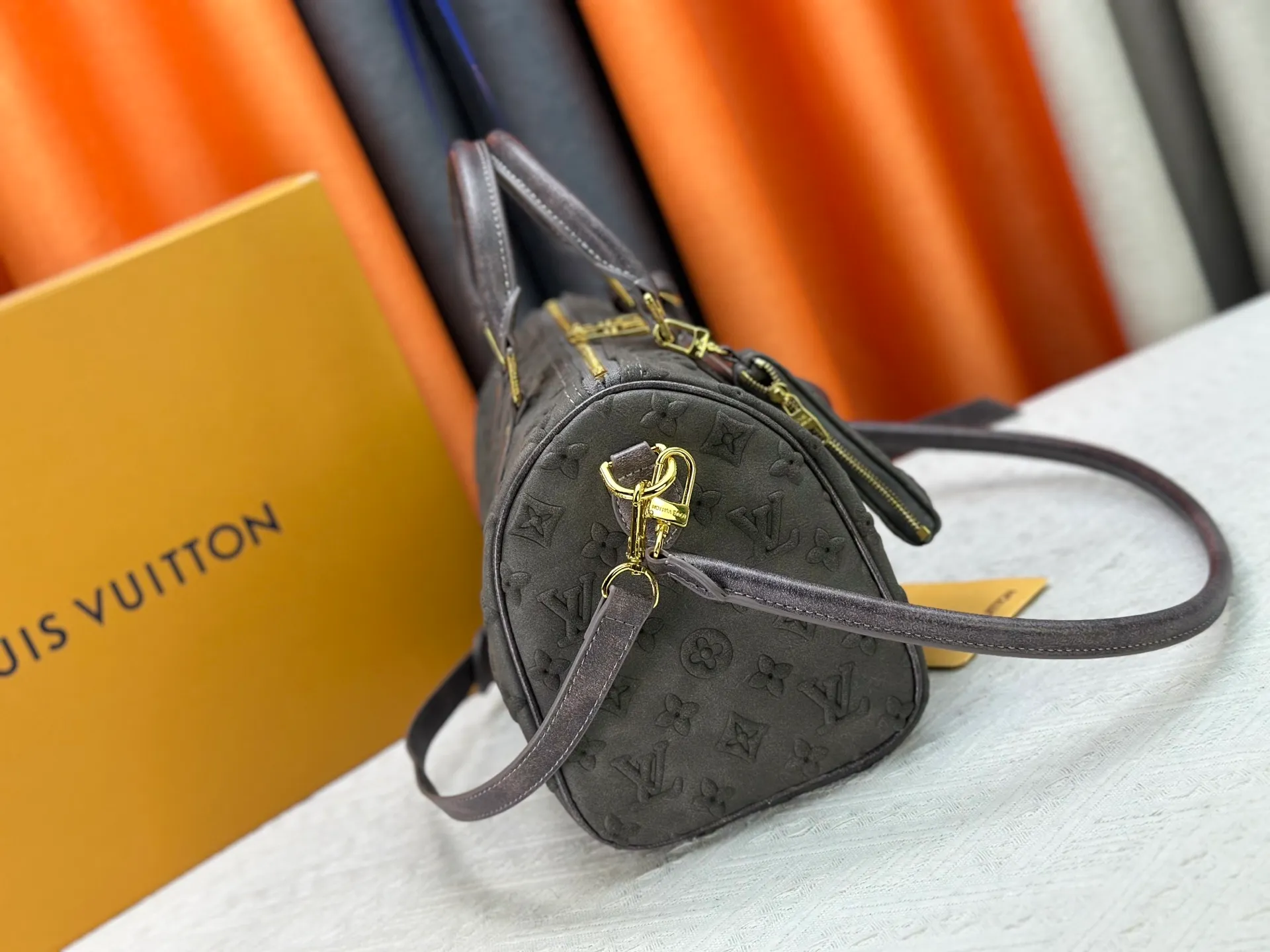 P320 M15225 M22853 Speedy Bandoulière 30 Handbag A refreshed version of Louis Vuitton's classic Speedy series, it is crafted from gray embossed leather and is engraved with the brand's iconic Monogram pattern, fully demonstrating the brand's heritage in texture. Equipped with golden metal accessories, it has a delicate handle and an adjustable shoulder strap, so it can be carried elegantly by hand or worn casually across the body. Built-in detachable coin purse blends practicality and design. From daily commuting to leisure travel, it combines classic bag shapes with modern materials to interpret the balance of French elegance and pragmatism. It is a fashionable item that highlights your individual taste. Dimensions: 30x18x17 cm