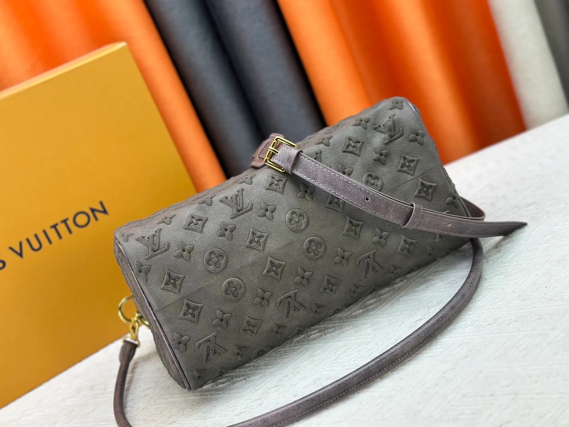 P320 M15225 M22853 Speedy Bandoulière 30 Handbag A refreshed version of Louis Vuitton's classic Speedy series, it is crafted from gray embossed leather and is engraved with the brand's iconic Monogram pattern, fully demonstrating the brand's heritage in texture. Equipped with golden metal accessories, it has a delicate handle and an adjustable shoulder strap, so it can be carried elegantly by hand or worn casually across the body. Built-in detachable coin purse blends practicality and design. From daily commuting to leisure travel, it combines classic bag shapes with modern materials to interpret the balance of French elegance and pragmatism. It is a fashionable item that highlights your individual taste. Dimensions: 30x18x17 cm