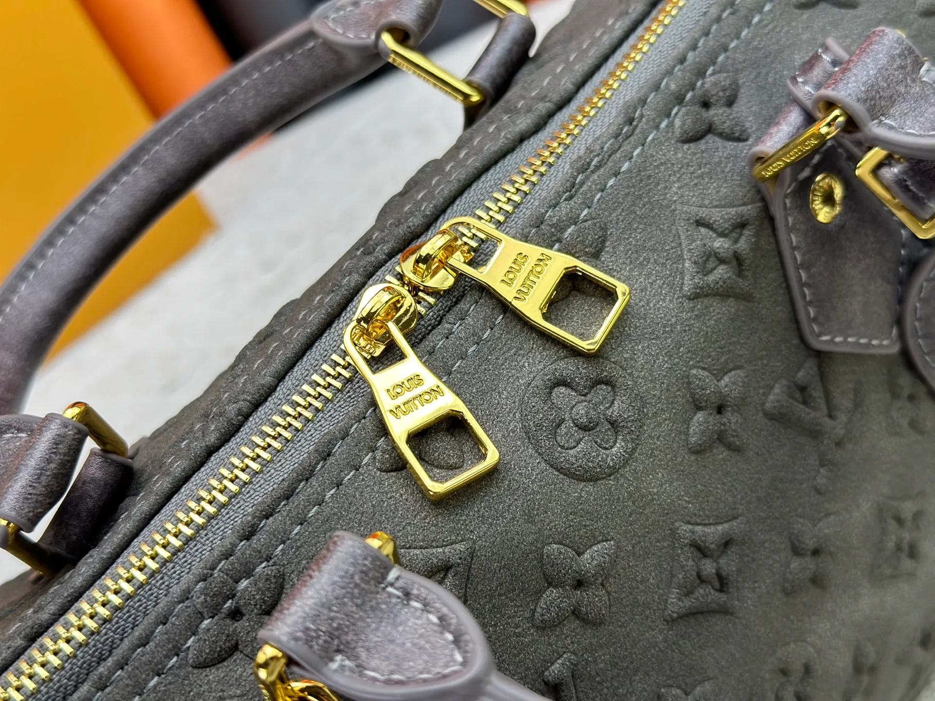 P320 M15225 M22853 Speedy Bandoulière 30 Handbag A refreshed version of Louis Vuitton's classic Speedy series, it is crafted from gray embossed leather and is engraved with the brand's iconic Monogram pattern, fully demonstrating the brand's heritage in texture. Equipped with golden metal accessories, it has a delicate handle and an adjustable shoulder strap, so it can be carried elegantly by hand or worn casually across the body. Built-in detachable coin purse blends practicality and design. From daily commuting to leisure travel, it combines classic bag shapes with modern materials to interpret the balance of French elegance and pragmatism. It is a fashionable item that highlights your individual taste. Dimensions: 30x18x17 cm