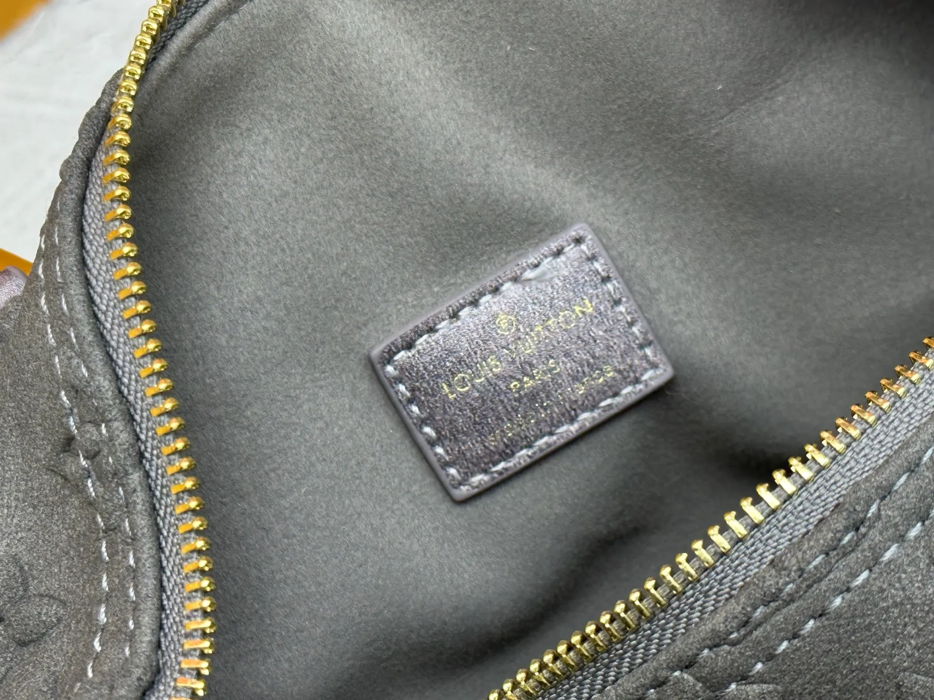 P320 M15225 M22853 Speedy Bandoulière 30 Handbag A refreshed version of Louis Vuitton's classic Speedy series, it is crafted from gray embossed leather and is engraved with the brand's iconic Monogram pattern, fully demonstrating the brand's heritage in texture. Equipped with golden metal accessories, it has a delicate handle and an adjustable shoulder strap, so it can be carried elegantly by hand or worn casually across the body. Built-in detachable coin purse blends practicality and design. From daily commuting to leisure travel, it combines classic bag shapes with modern materials to interpret the balance of French elegance and pragmatism. It is a fashionable item that highlights your individual taste. Dimensions: 30x18x17 cm