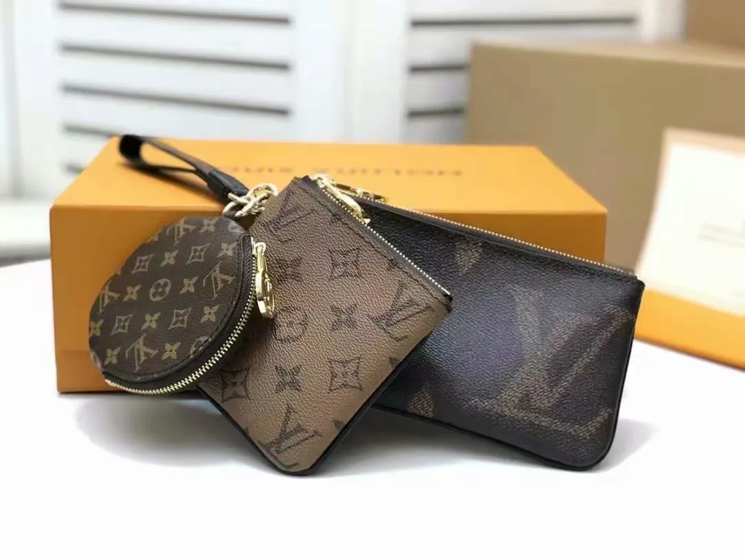 P180louis vuitton】Exclusive background M68756 Size: 19.5x 11.5x 3.0 cm Louis Vuitton’s classic Monogram canvas changes styles in three clutch bags, achieving the groundbreaking design of this Trio clutch bag. The LV Circle zipper provides secure protection and can be fastened to the wrist or fastened to a bag or belt.