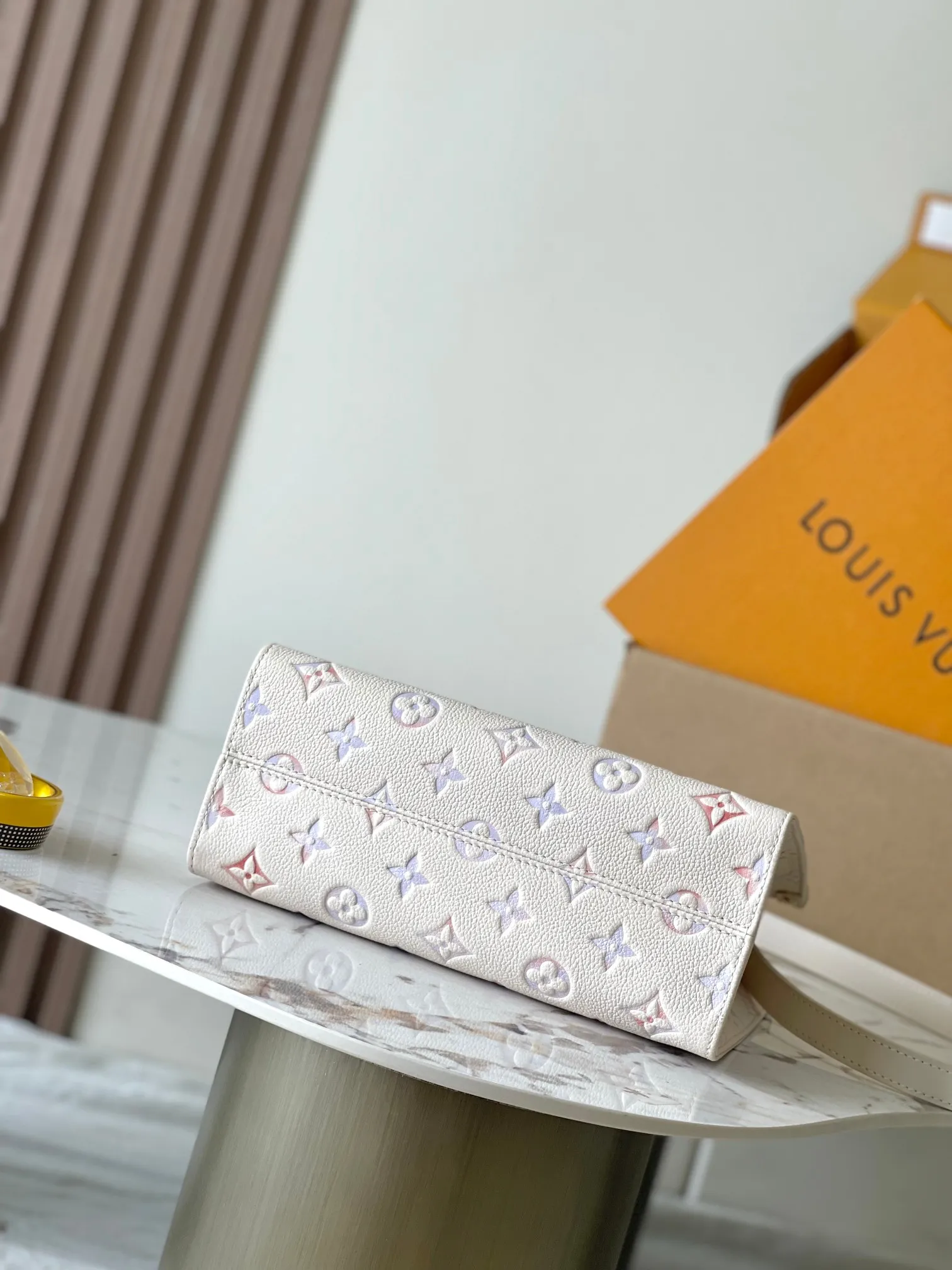 p2540 [Special grade MB163c chip version original leather] This OnTheGo small handbag Model: M25770 Material: A-grade all-steel hardware, imported original cowhide Packaging: Full set of original duty-free MB packaging Size: 25x19x11.5 cm