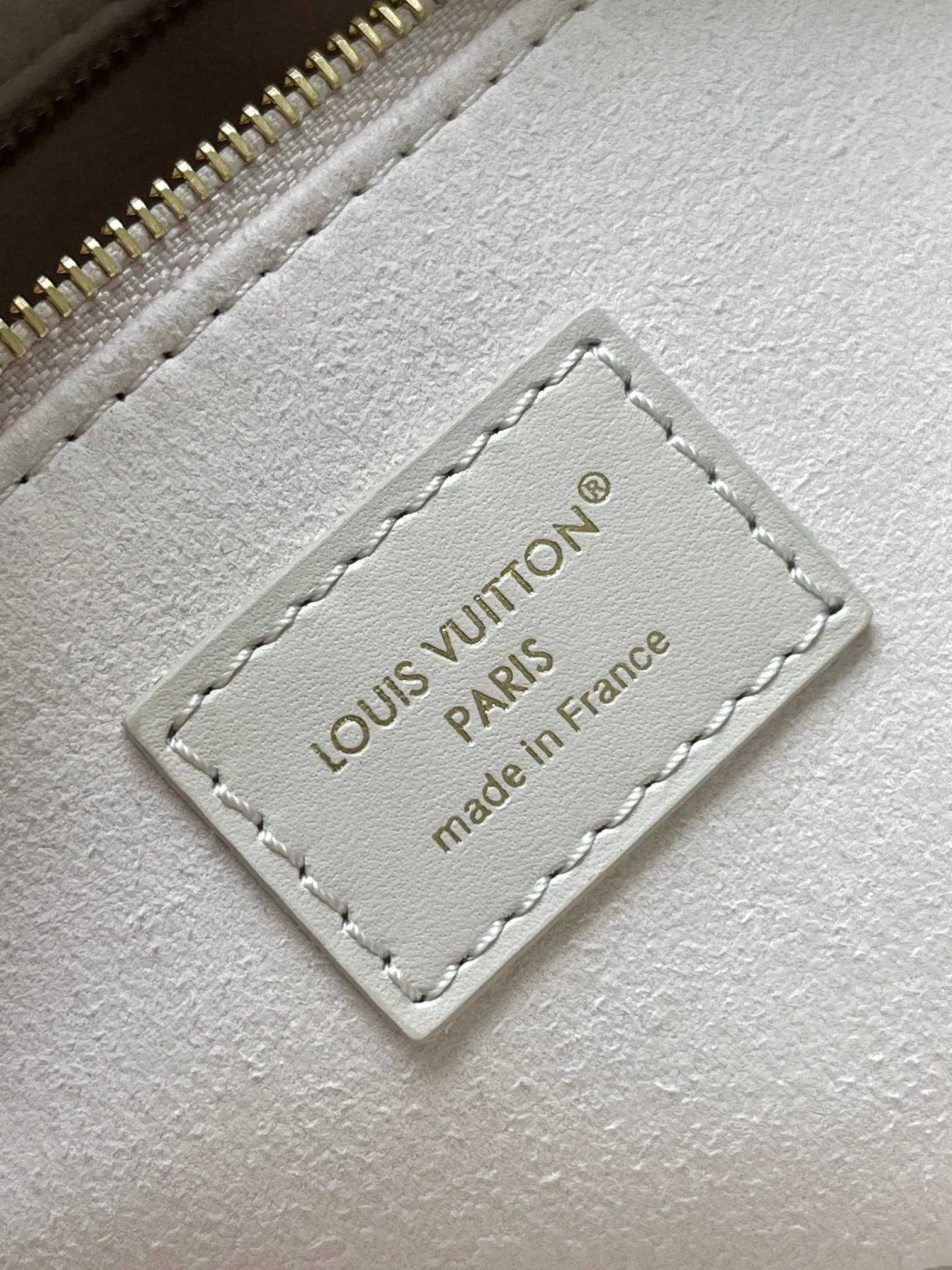 p2540 [Special grade MB163c chip version original leather] This OnTheGo small handbag Model: M25770 Material: A-grade all-steel hardware, imported original cowhide Packaging: Full set of original duty-free MB packaging Size: 25x19x11.5 cm