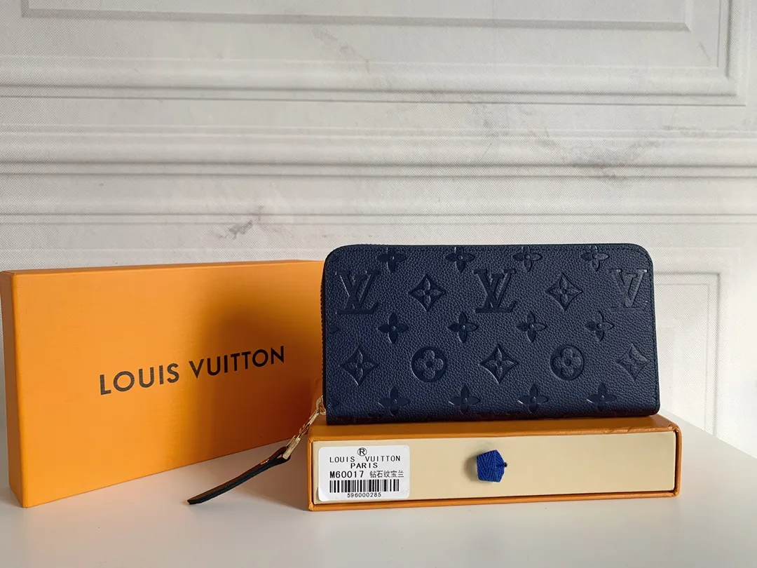 💰120 💎Upgraded original version 🇫🇷 Diamond pattern embossed material: embossed cowhide Introduction: 📢There are 8 credit card slots 3 large compartments to store banknotes Small zipper coin bag 3 flat bags to store bills 💋💋 Model: 60017 diamond pattern Model: 19x10.