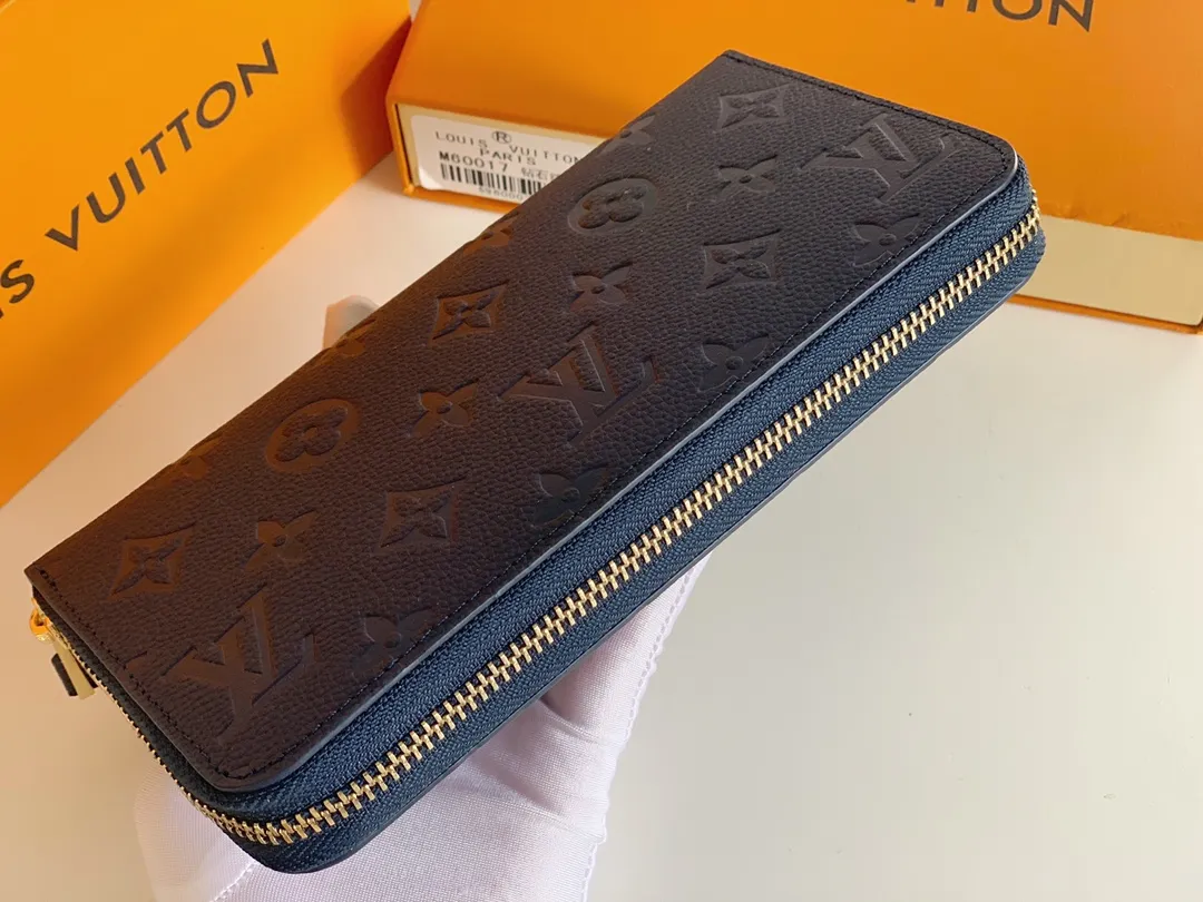 💰120 💎Upgraded original version 🇫🇷 Diamond pattern embossed material: embossed cowhide Introduction: 📢There are 8 credit card slots 3 large compartments to store banknotes Small zipper coin bag 3 flat bags to store bills 💋💋 Model: 60017 diamond pattern Model: 19x10.