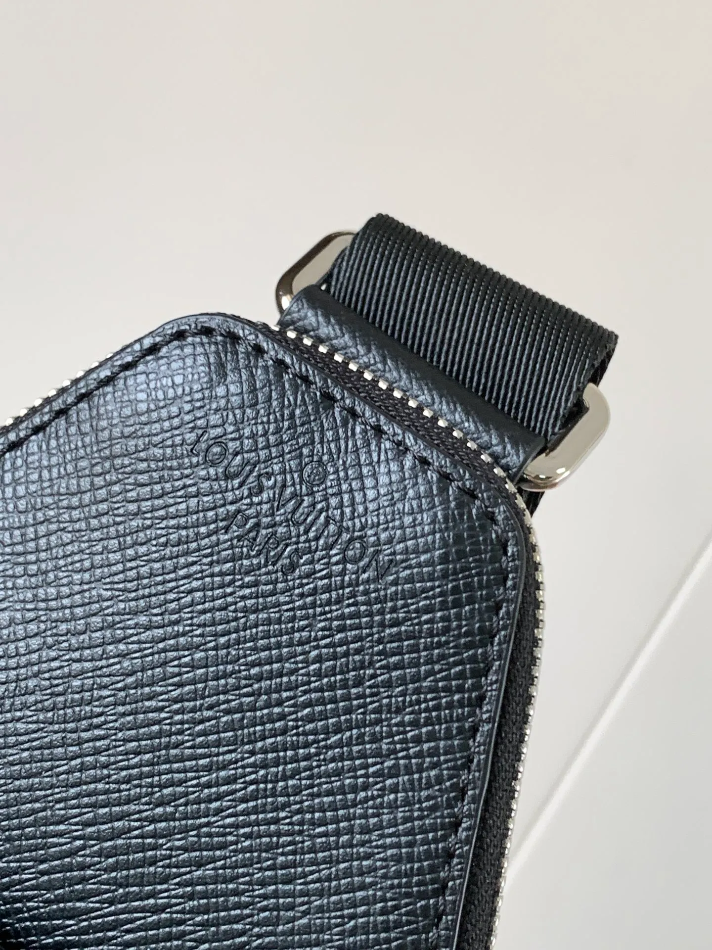 💰1020 (top-grain leather) top-quality original transcoding chip, model number: 30863 black cross pattern] This Avenue shoulder bag is made of Damier Graphite canvas, and the front outer bag is decorated with a Louis Vuitton Paris logo leather patch. The adjustable nylon shoulder straps can be fixed on the left and right sides with D-rings, while the canvas straps and lining are sustainable. Damier Graphite coated canvas - Calfskin trim - Textile lining - Square hardware on the front - Main compartment - Zip front pocket - Small top zip pocket - Shoulder strap, non-detachable, adjustable! ! ;Size:20x31x7CM
