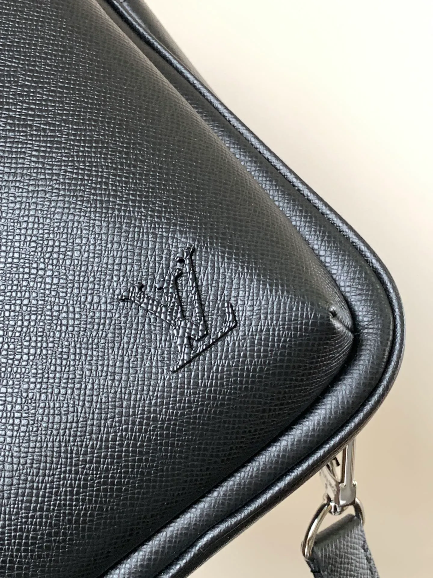 💰1020 (top-grain leather) top-quality original transcoding chip, model number: 30863 black cross pattern] This Avenue shoulder bag is made of Damier Graphite canvas, and the front outer bag is decorated with a Louis Vuitton Paris logo leather patch. The adjustable nylon shoulder straps can be fixed on the left and right sides with D-rings, while the canvas straps and lining are sustainable. Damier Graphite coated canvas - Calfskin trim - Textile lining - Square hardware on the front - Main compartment - Zip front pocket - Small top zip pocket - Shoulder strap, non-detachable, adjustable! ! ;Size:20x31x7CM