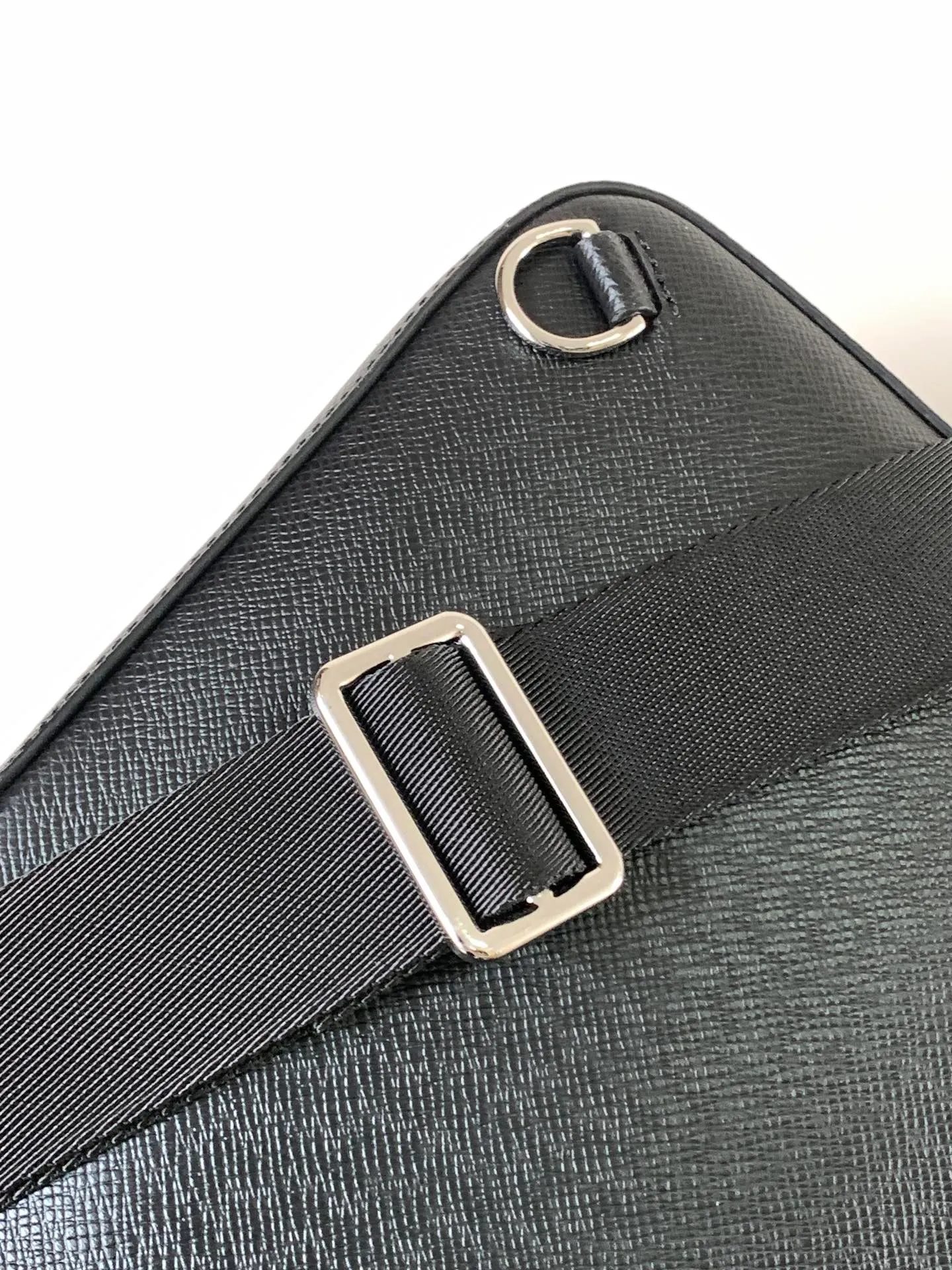 💰1020 (top-grain leather) top-quality original transcoding chip, model number: 30863 black cross pattern] This Avenue shoulder bag is made of Damier Graphite canvas, and the front outer bag is decorated with a Louis Vuitton Paris logo leather patch. The adjustable nylon shoulder straps can be fixed on the left and right sides with D-rings, while the canvas straps and lining are sustainable. Damier Graphite coated canvas - Calfskin trim - Textile lining - Square hardware on the front - Main compartment - Zip front pocket - Small top zip pocket - Shoulder strap, non-detachable, adjustable! ! ;Size:20x31x7CM