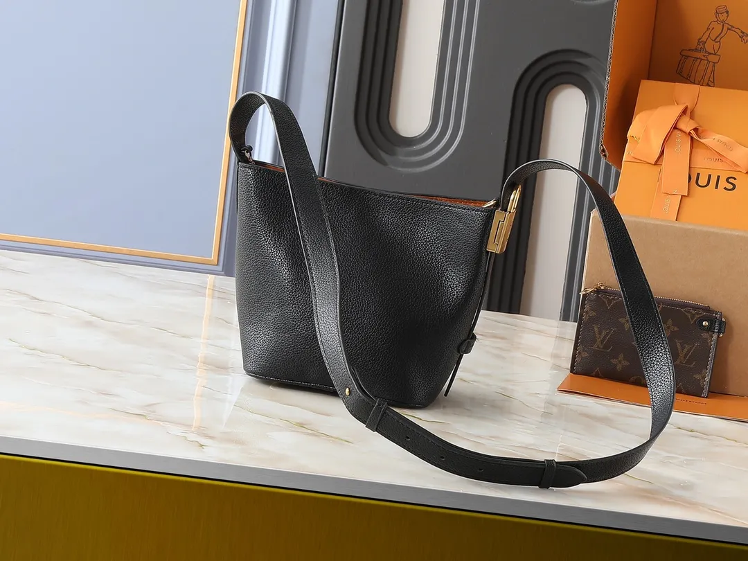💰240💰Upgraded from the original M14416 M25543 M12925 This All In BB handbag is from the Low Key series. It is made of grained cow leather to create a compact bucket bag structure, which can be carried in a variety of ways for day and night occasions. The distressed metal pieces convey a retro feel, while the LV padlock and removable Monogram pocket highlight the brand's style. Dimensions: 16.0 x 18.0 x 12.0 cm (length x height x width)