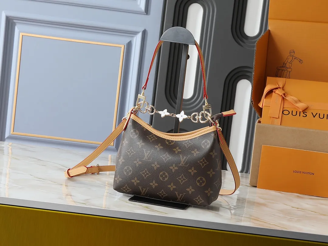 💰260💰Upgraded from the original M13689, this Speedy Bandoulière handbag condenses the brand's traditional Speedy crossbody bag, using Monogram presbyopia with fabric lining and cow leather trim. The detachable and adjustable leather shoulder strap displays the Louis Vuit signature, and the rolled leather handle adds a carrying option. Dimensions: 20.5 x 17 x 8 cm (length x height x width)