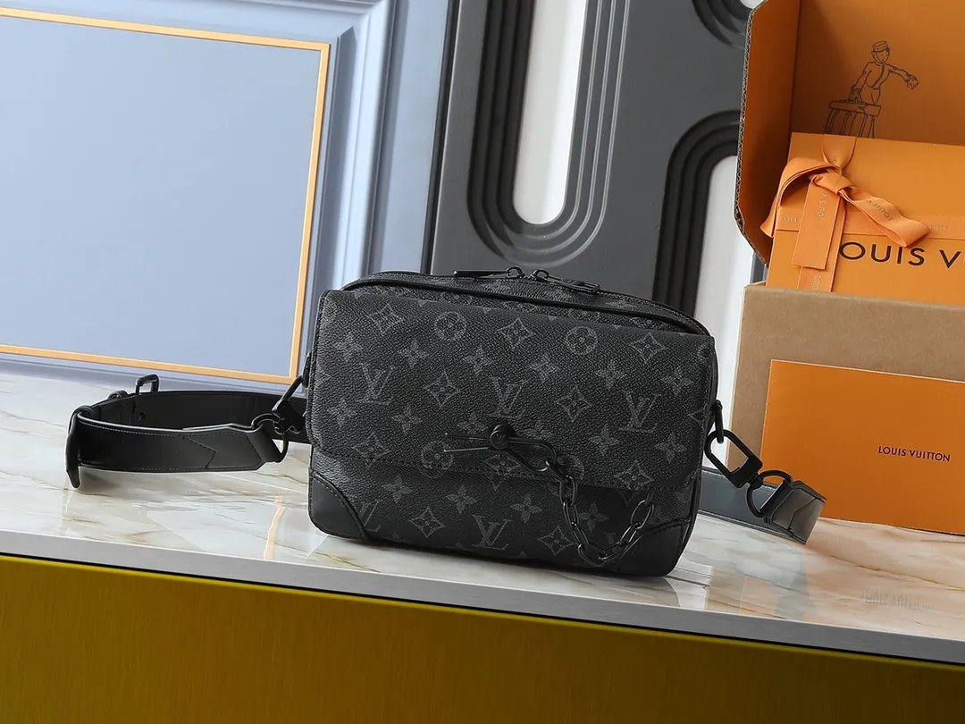 💰260💰Upgraded from the original M46795 M23742. This Steamer messenger bag combines modern functions and classic elements with an exquisite shape that fits the body shape. Reinforced leather corners and chain and pin elements recall Louis Vuitton's traditional Steamer trunk design, and the wide, adjustable shoulder strap allows for comfortable carrying. Dimensions: 24.0 x 17.0 x 5.0 cm (length x height x width)