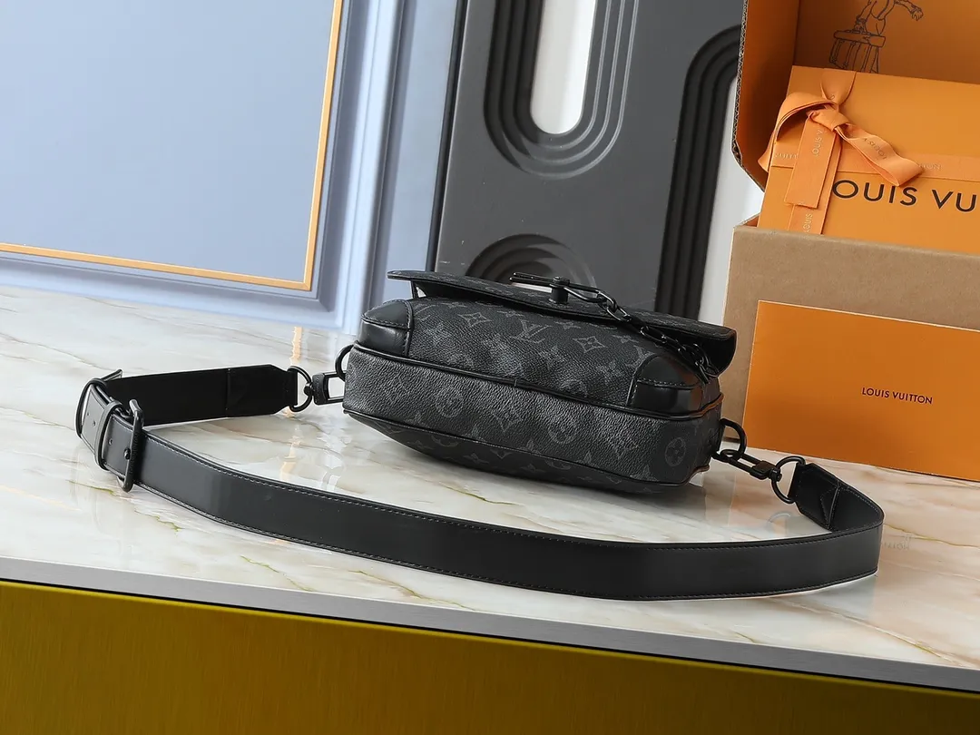 💰260💰Upgraded from the original M46795 M23742. This Steamer messenger bag combines modern functions and classic elements with an exquisite shape that fits the body shape. Reinforced leather corners and chain and pin elements recall Louis Vuitton's traditional Steamer trunk design, and the wide, adjustable shoulder strap allows for comfortable carrying. Dimensions: 24.0 x 17.0 x 5.0 cm (length x height x width)