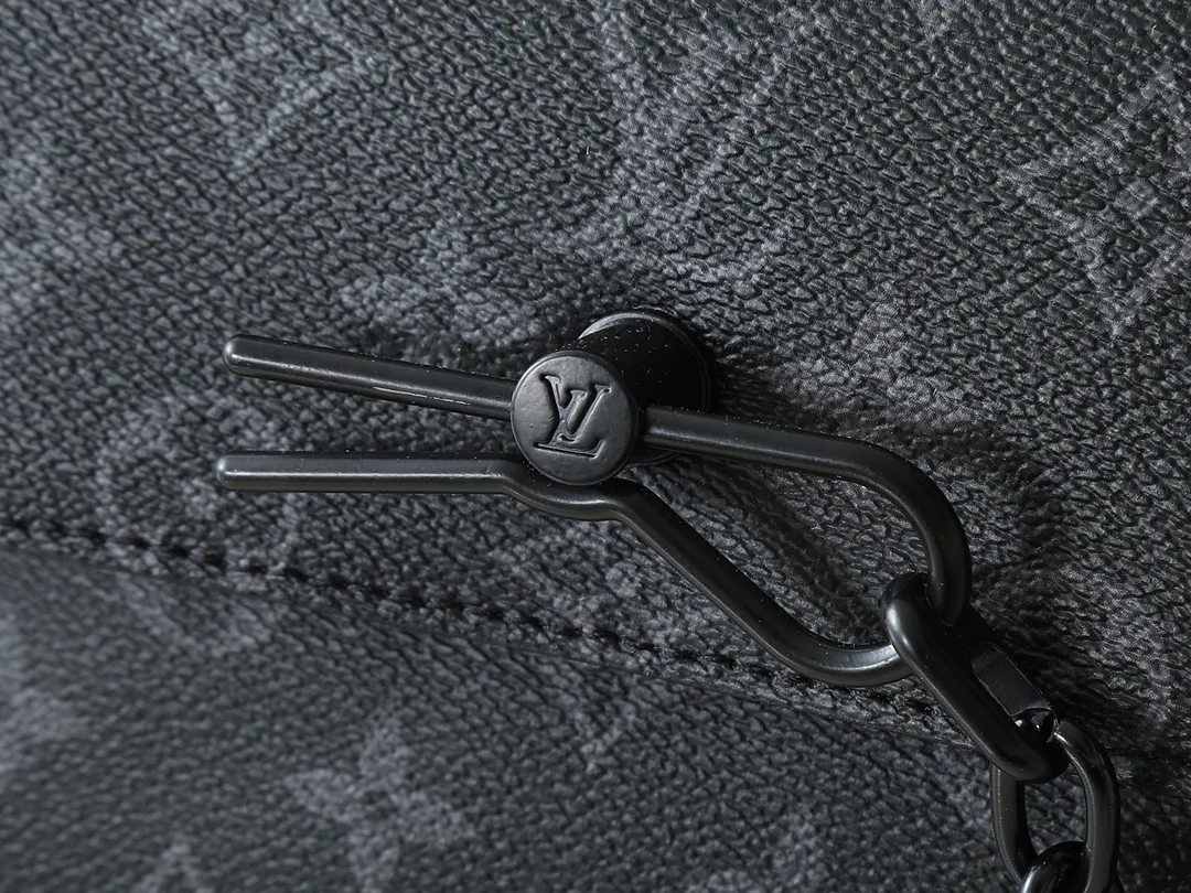 💰260💰Upgraded from the original M46795 M23742. This Steamer messenger bag combines modern functions and classic elements with an exquisite shape that fits the body shape. Reinforced leather corners and chain and pin elements recall Louis Vuitton's traditional Steamer trunk design, and the wide, adjustable shoulder strap allows for comfortable carrying. Dimensions: 24.0 x 17.0 x 5.0 cm (length x height x width)