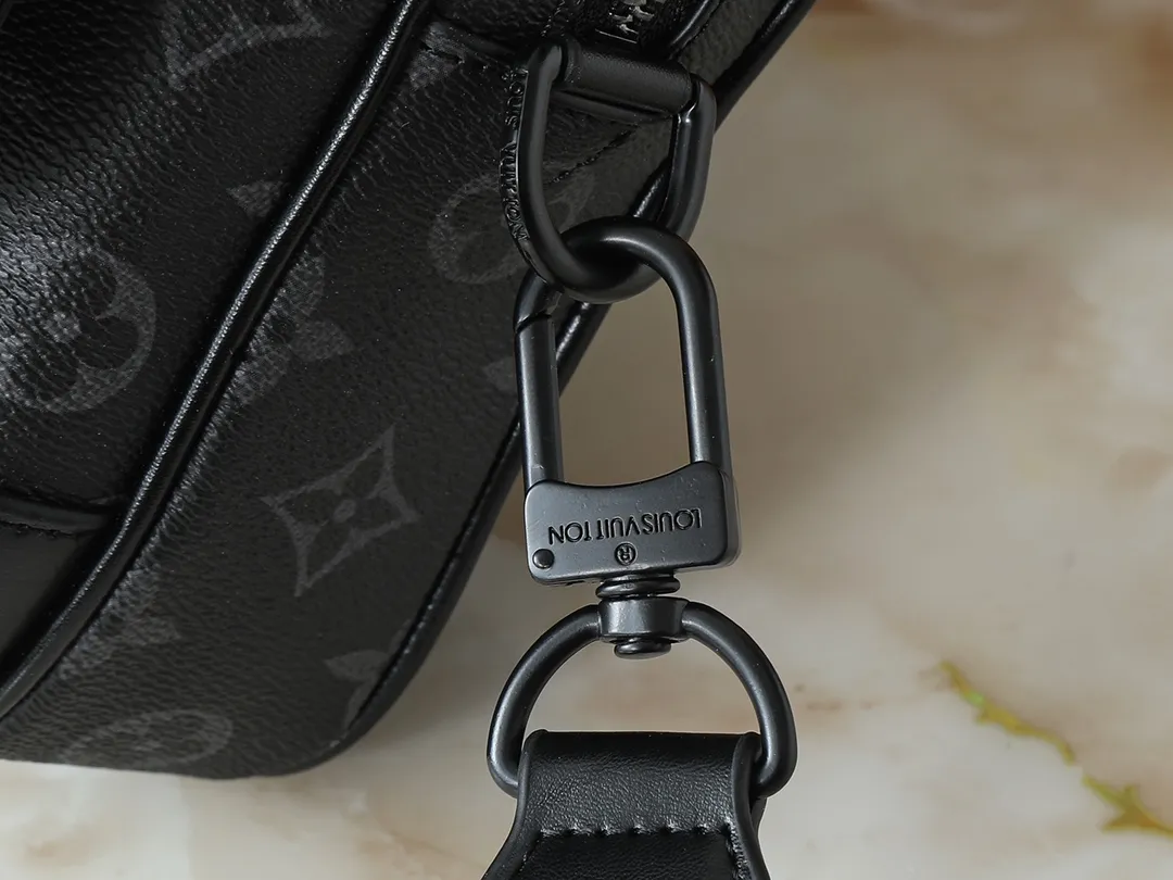 💰260💰Upgraded from the original M46795 M23742. This Steamer messenger bag combines modern functions and classic elements with an exquisite shape that fits the body shape. Reinforced leather corners and chain and pin elements recall Louis Vuitton's traditional Steamer trunk design, and the wide, adjustable shoulder strap allows for comfortable carrying. Dimensions: 24.0 x 17.0 x 5.0 cm (length x height x width)
