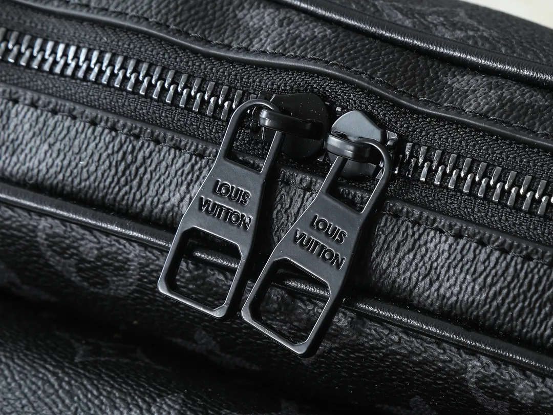 💰260💰Upgraded from the original M46795 M23742. This Steamer messenger bag combines modern functions and classic elements with an exquisite shape that fits the body shape. Reinforced leather corners and chain and pin elements recall Louis Vuitton's traditional Steamer trunk design, and the wide, adjustable shoulder strap allows for comfortable carrying. Dimensions: 24.0 x 17.0 x 5.0 cm (length x height x width)