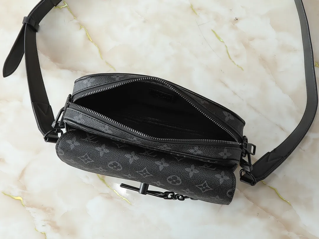 💰260💰Upgraded from the original M46795 M23742. This Steamer messenger bag combines modern functions and classic elements with an exquisite shape that fits the body shape. Reinforced leather corners and chain and pin elements recall Louis Vuitton's traditional Steamer trunk design, and the wide, adjustable shoulder strap allows for comfortable carrying. Dimensions: 24.0 x 17.0 x 5.0 cm (length x height x width)