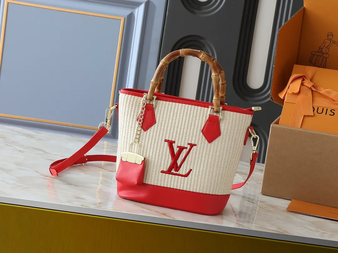 💰320💰Upgraded from the original M66588. This Wallet On Chain handbag is from Louis Vuitton's LV Bloom series. The main material is straw woven in a fashionable and practical configuration, and the logo is embroidered with silk thread. The perfect combination of real bamboo handbags and pp straw, ample space, fashionable and versatile. The love package that is the dream of millions of girls. 8 colors available (plum pink, khaki, green, black, white, red, caramel, orange) Dimensions: 20.0 x 20.5 x 11.0 cm (length x height x width)