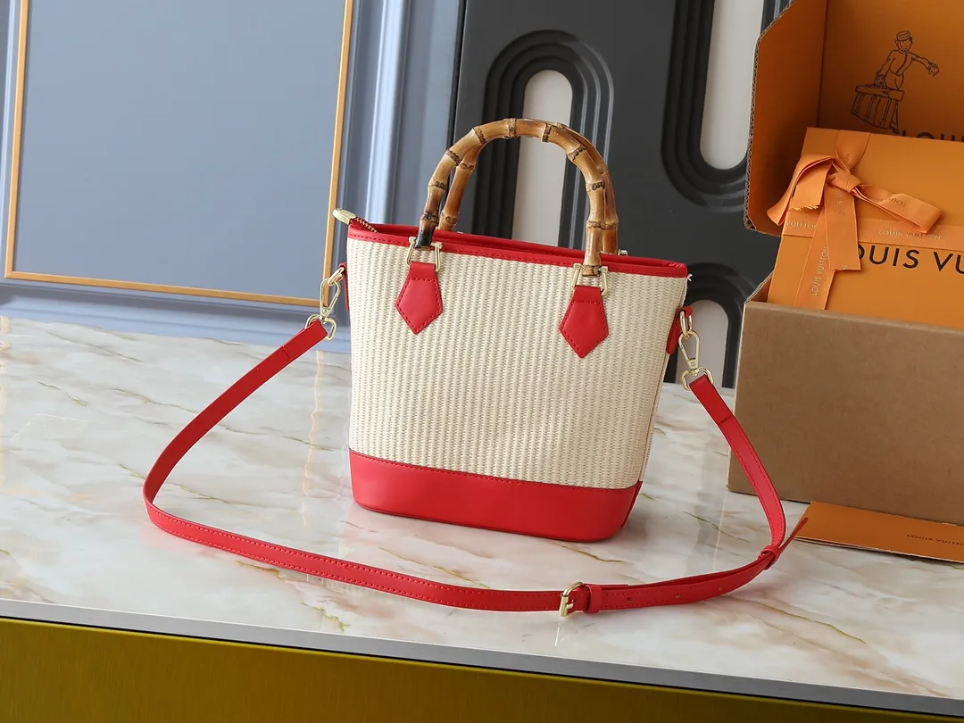 💰320💰Upgraded from the original M66588. This Wallet On Chain handbag is from Louis Vuitton's LV Bloom series. The main material is straw woven in a fashionable and practical configuration, and the logo is embroidered with silk thread. The perfect combination of real bamboo handbags and pp straw, ample space, fashionable and versatile. The love package that is the dream of millions of girls. 8 colors available (plum pink, khaki, green, black, white, red, caramel, orange) Dimensions: 20.0 x 20.5 x 11.0 cm (length x height x width)