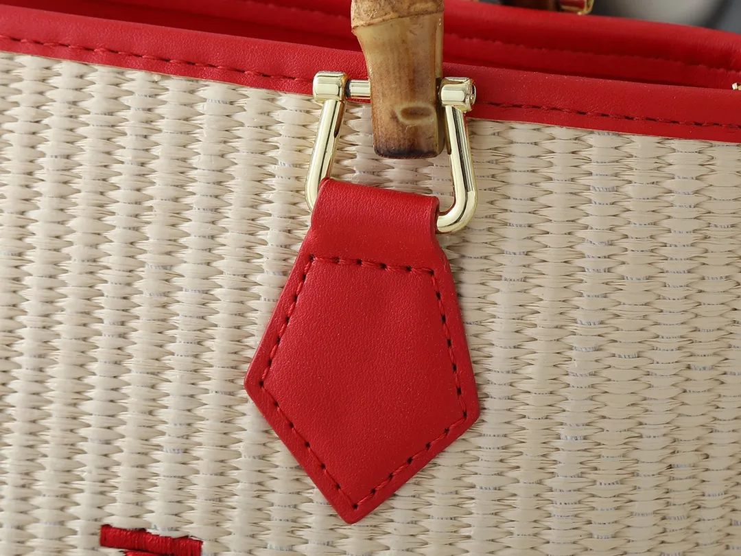 💰320💰Upgraded from the original M66588. This Wallet On Chain handbag is from Louis Vuitton's LV Bloom series. The main material is straw woven in a fashionable and practical configuration, and the logo is embroidered with silk thread. The perfect combination of real bamboo handbags and pp straw, ample space, fashionable and versatile. The love package that is the dream of millions of girls. 8 colors available (plum pink, khaki, green, black, white, red, caramel, orange) Dimensions: 20.0 x 20.5 x 11.0 cm (length x height x width)