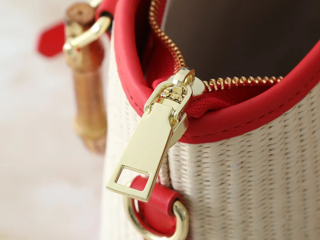 💰320💰Upgraded from the original M66588. This Wallet On Chain handbag is from Louis Vuitton's LV Bloom series. The main material is straw woven in a fashionable and practical configuration, and the logo is embroidered with silk thread. The perfect combination of real bamboo handbags and pp straw, ample space, fashionable and versatile. The love package that is the dream of millions of girls. 8 colors available (plum pink, khaki, green, black, white, red, caramel, orange) Dimensions: 20.0 x 20.5 x 11.0 cm (length x height x width)