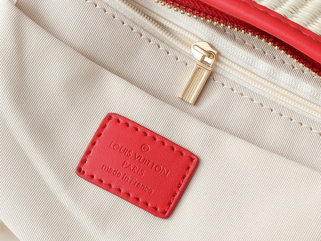 💰320💰Upgraded from the original M66588. This Wallet On Chain handbag is from Louis Vuitton's LV Bloom series. The main material is straw woven in a fashionable and practical configuration, and the logo is embroidered with silk thread. The perfect combination of real bamboo handbags and pp straw, ample space, fashionable and versatile. The love package that is the dream of millions of girls. 8 colors available (plum pink, khaki, green, black, white, red, caramel, orange) Dimensions: 20.0 x 20.5 x 11.0 cm (length x height x width)