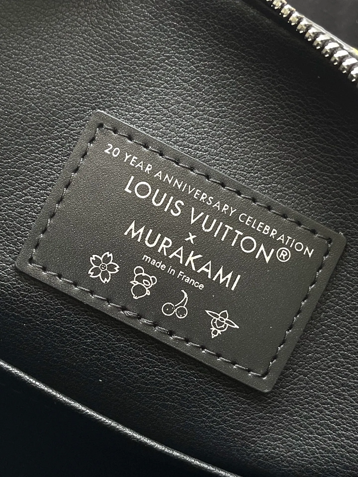 💰1180 Top Original M13257 This SpeedySoft 30 handbag is made of soft coated canvas, and the full-length Monogram pattern is traced in colorful rainbow tones, highlighting the smart style of the x Murakami Takashi reissue series. The Toron handle and detachable shoulder strap are constructed of cow leather, the metal corners recall classic luggage elements, and the bow-shaped key bag and padlock add brand touches. Dimensions: 30 × 21 × 17 cm