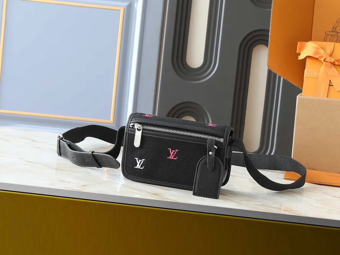 💰200💰Upgraded from the original M13963 M12599 M12637 The latest Bosphore mini handbag is named after the brand's retro Bosphore series in the 2000s. Its simple lines and compact structure make it comfortable to carry, and it also uses a detachable nameplate to show its classic feel. The adjustable fabric shoulder strap crosses the accordion loop and is a refined detail along with the zippered front pocket. Dimensions: 19x 12x 7 cm (length x height x width)