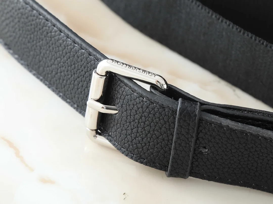 💰200💰Upgraded from the original M13963 M12599 M12637 The latest Bosphore mini handbag is named after the brand's retro Bosphore series in the 2000s. Its simple lines and compact structure make it comfortable to carry, and it also uses a detachable nameplate to show its classic feel. The adjustable fabric shoulder strap crosses the accordion loop and is a refined detail along with the zippered front pocket. Dimensions: 19x 12x 7 cm (length x height x width)