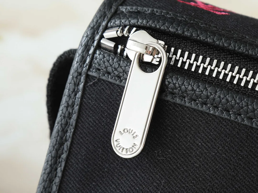 💰200💰Upgraded from the original M13963 M12599 M12637 The latest Bosphore mini handbag is named after the brand's retro Bosphore series in the 2000s. Its simple lines and compact structure make it comfortable to carry, and it also uses a detachable nameplate to show its classic feel. The adjustable fabric shoulder strap crosses the accordion loop and is a refined detail along with the zippered front pocket. Dimensions: 19x 12x 7 cm (length x height x width)