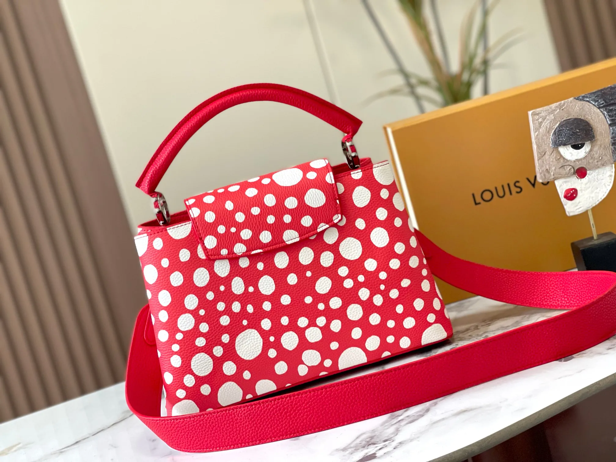 Upgraded version P460 M21665 This LV x YK Capucines medium handbag comes from the Louis Vuitton x Yayoi Kusama collaboration series. The renowned Japanese artist has been obsessed with polka dots as a symbol of infinity since childhood, and finds a dazzling expression in supple Taurillon leather decorated with 3D hand-painted polka dot prints. Detailed features 31.5 x 20 x 11 cm (length x height x width)