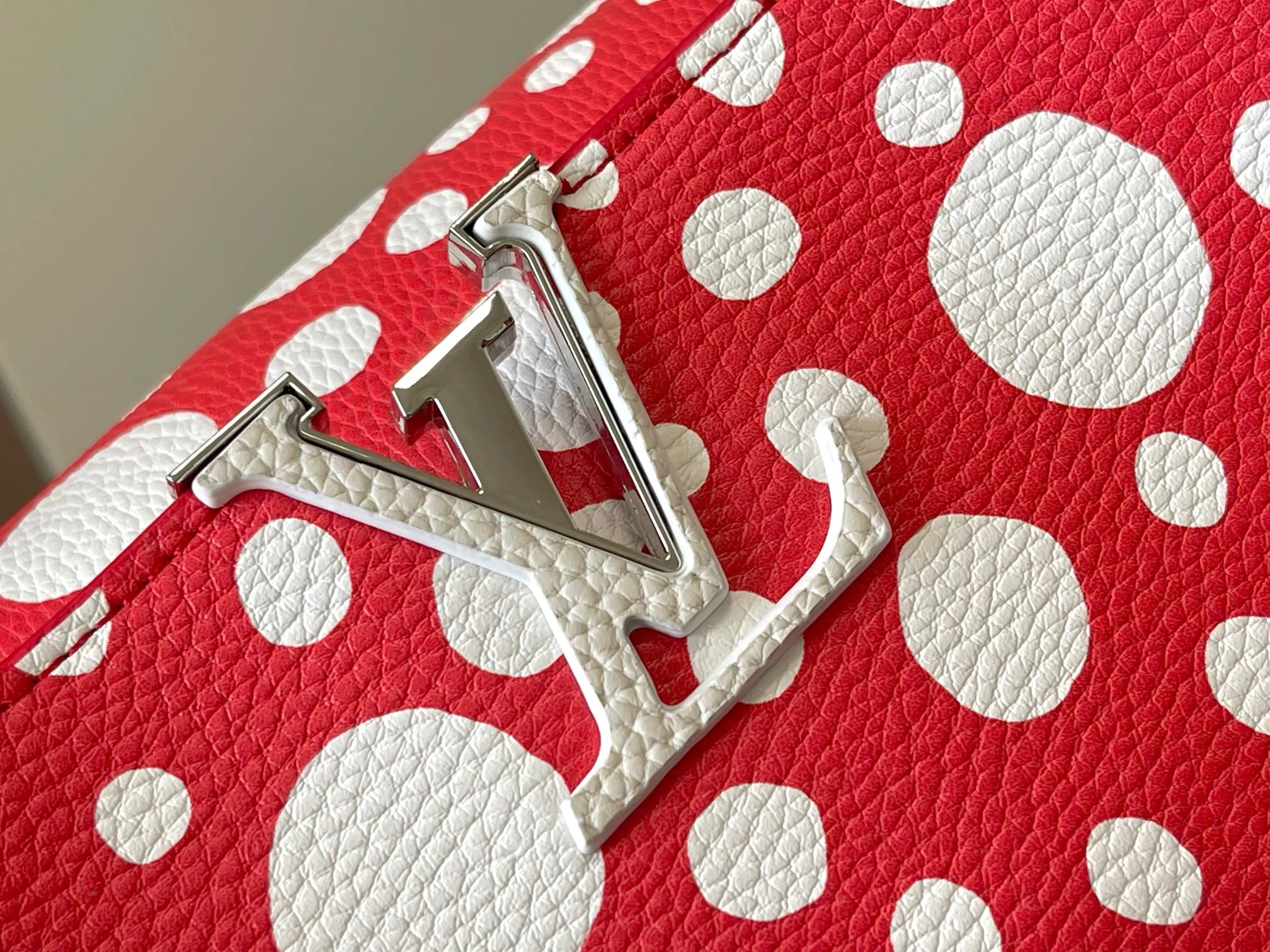 Upgraded version P460 M21665 This LV x YK Capucines medium handbag comes from the Louis Vuitton x Yayoi Kusama collaboration series. The renowned Japanese artist has been obsessed with polka dots as a symbol of infinity since childhood, and finds a dazzling expression in supple Taurillon leather decorated with 3D hand-painted polka dot prints. Detailed features 31.5 x 20 x 11 cm (length x height x width)
